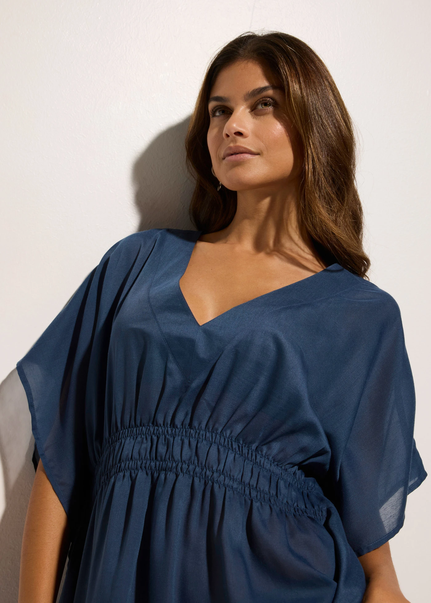 Plážová tunika, s výstrihom do V, transparentná • sýta modrá • obchod bonprix