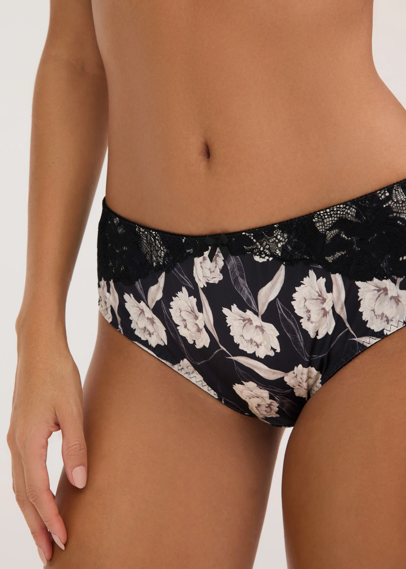 Chilot maxi cu efect lucios și detalii cu dantelă • negru înflorat • magazin bonprix