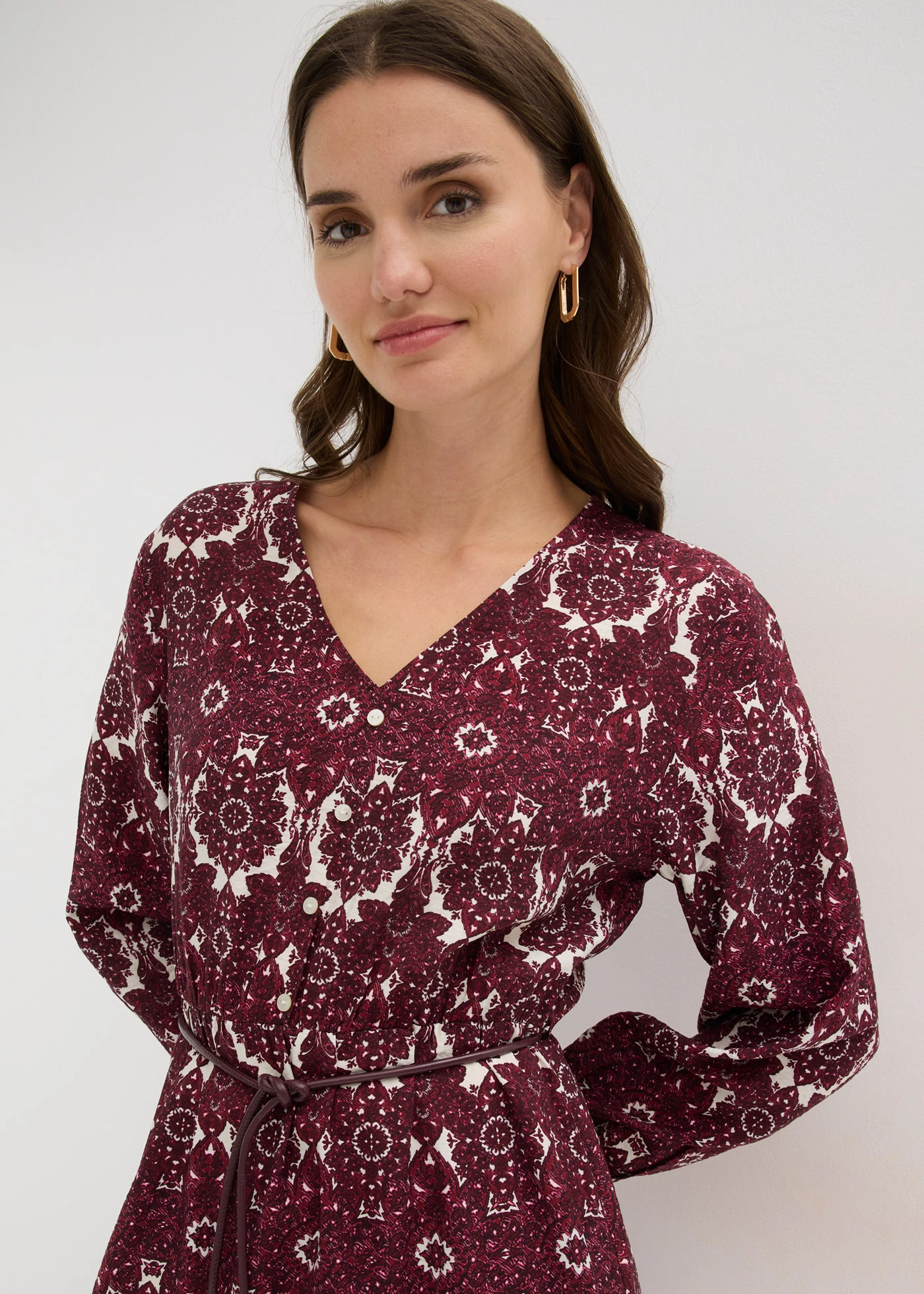 Robe midi en matière douce • rouge rubis imprimé • Boutique bonprix