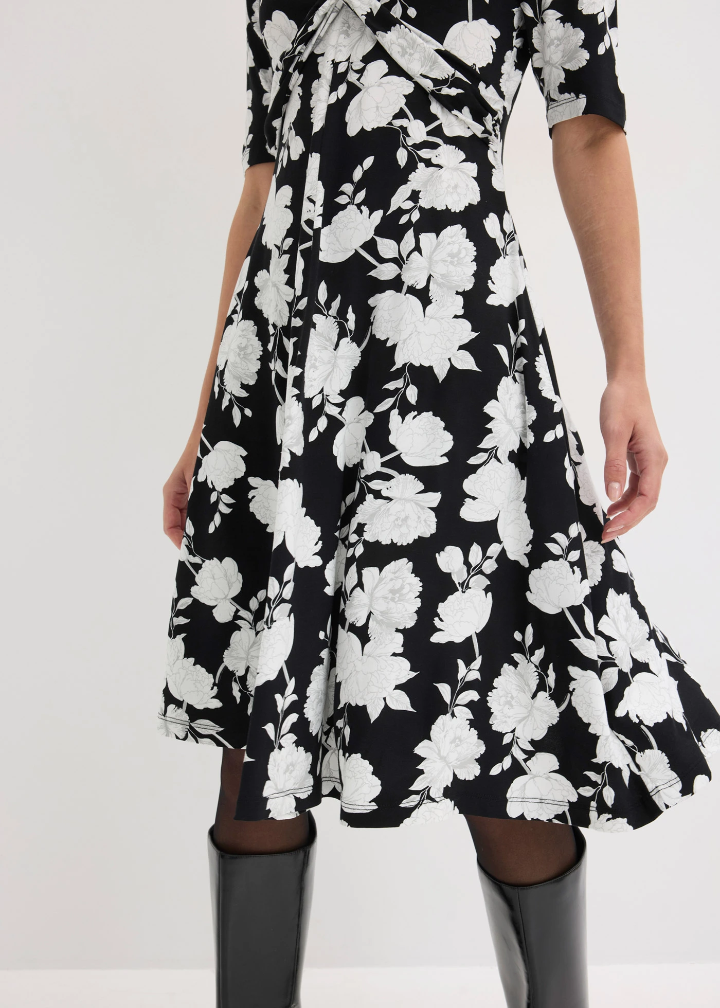 Rochie de jerse drapată, din amestec moale de viscoză • negru înflorat • magazin bonprix