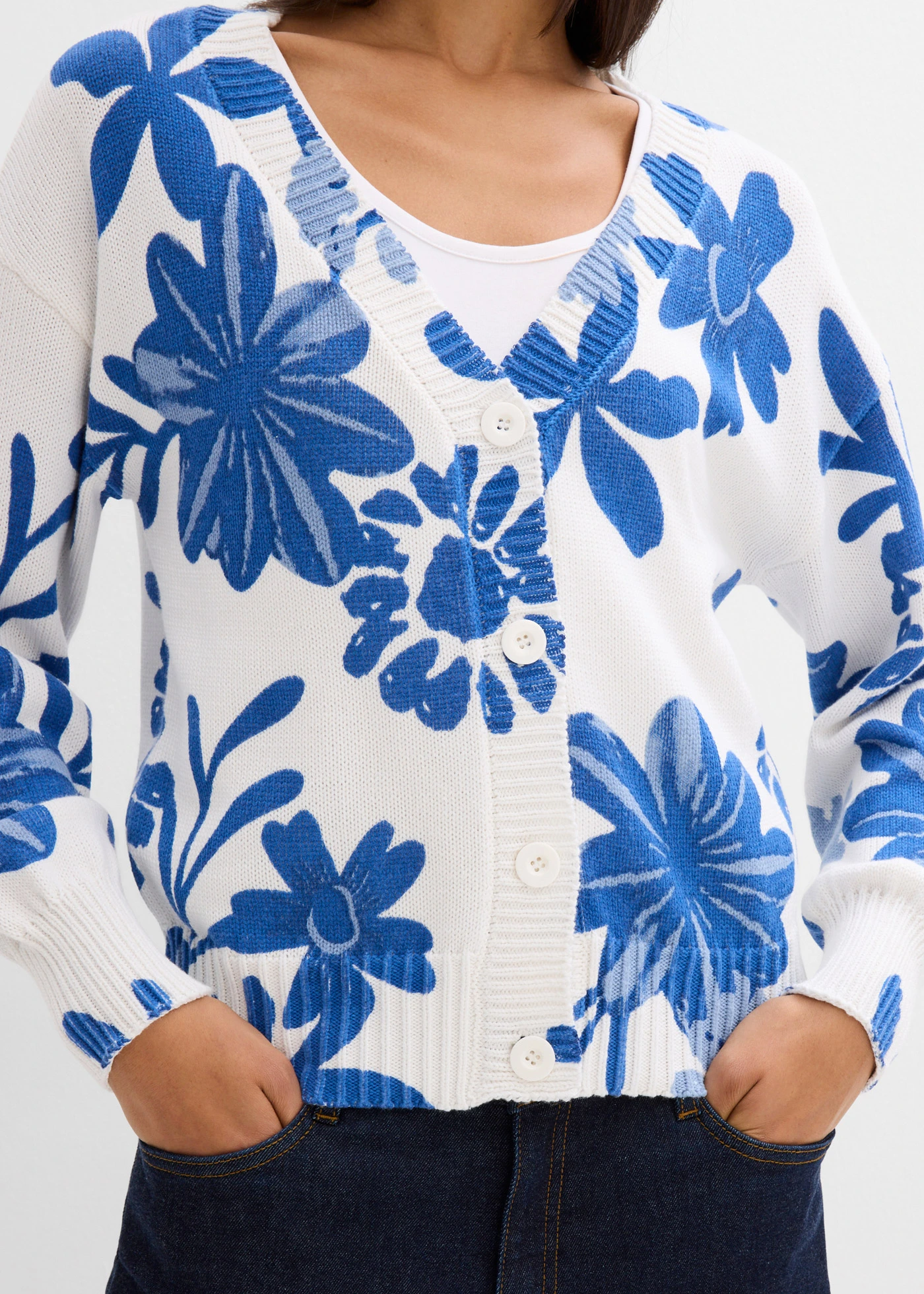 Jachetă tricotată cu imprimeu floral • ecru-albastru mediu-albastru arctic floral • magazin bonprix