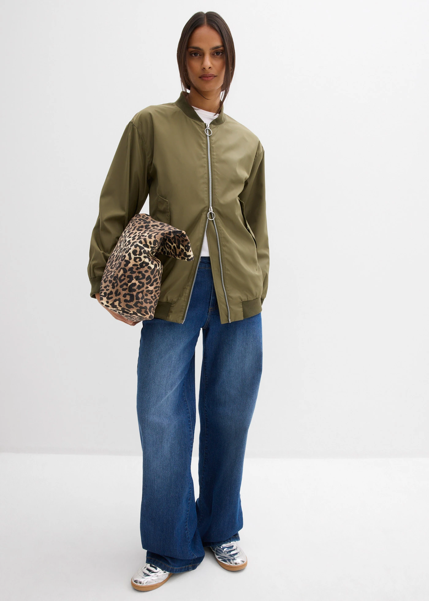 Blouson aviateur large à doublure léopard • olive foncé • Boutique bonprix