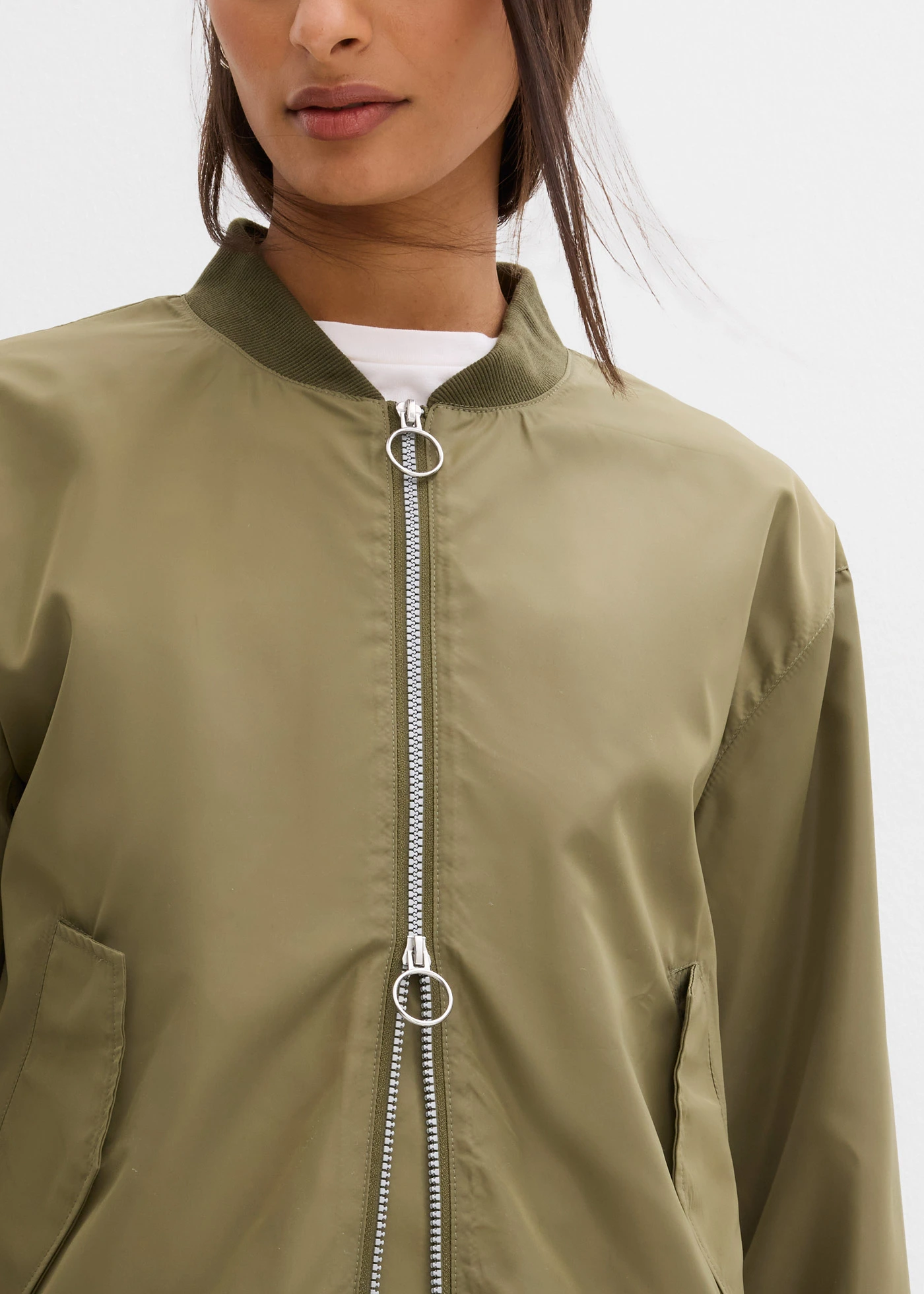 Bő pilótás dzseki leopárdmintás béléssel • sötét olívazöld • bonprix áruház