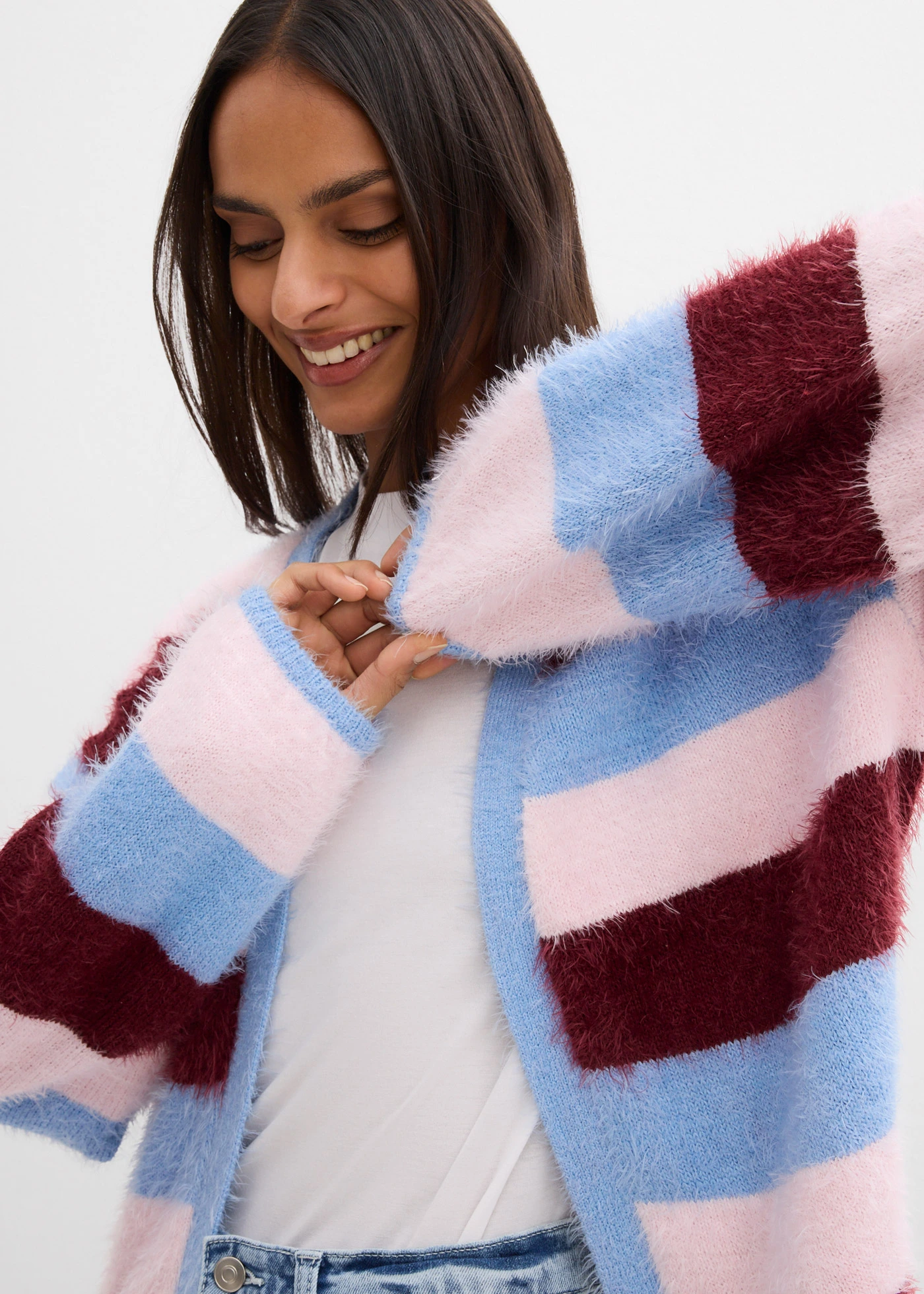 Jachetă tricotată oversize • roz deschis-roșu-rubiniu-bleu dungat • magazin bonprix