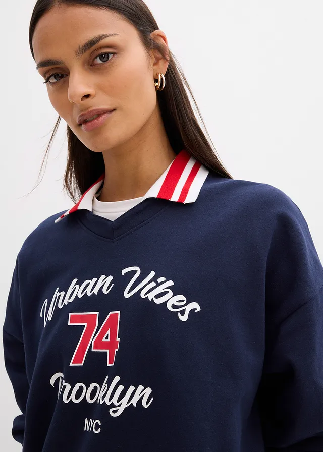 Oversized sweater van puur biologisch katoen • donkerblauw-wit-aardbeirood met print • product-page.page-title-suffix