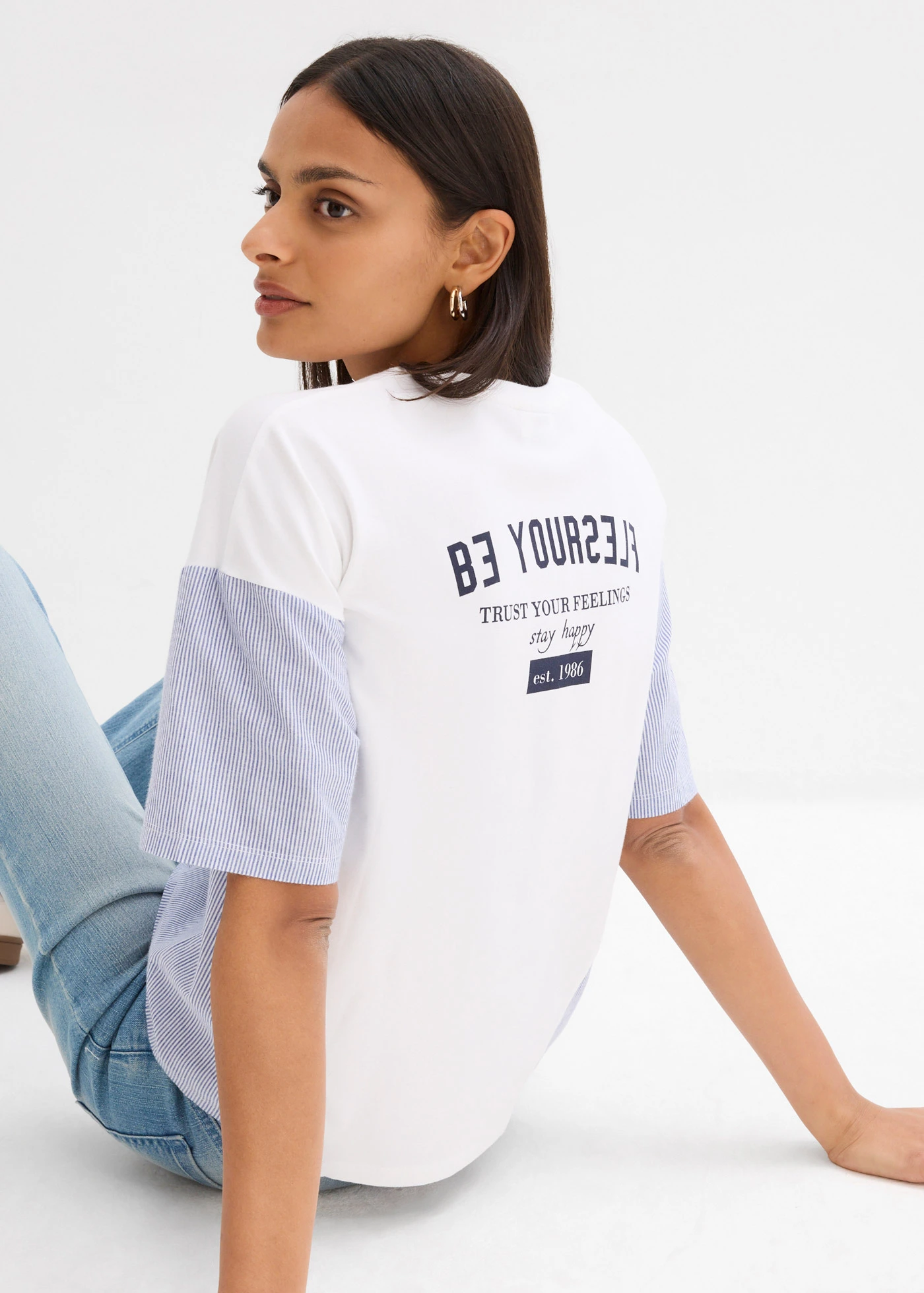 T-shirt oversize z mieszanki bawełny • biało-ciemnoniebieski • sklep bonprix