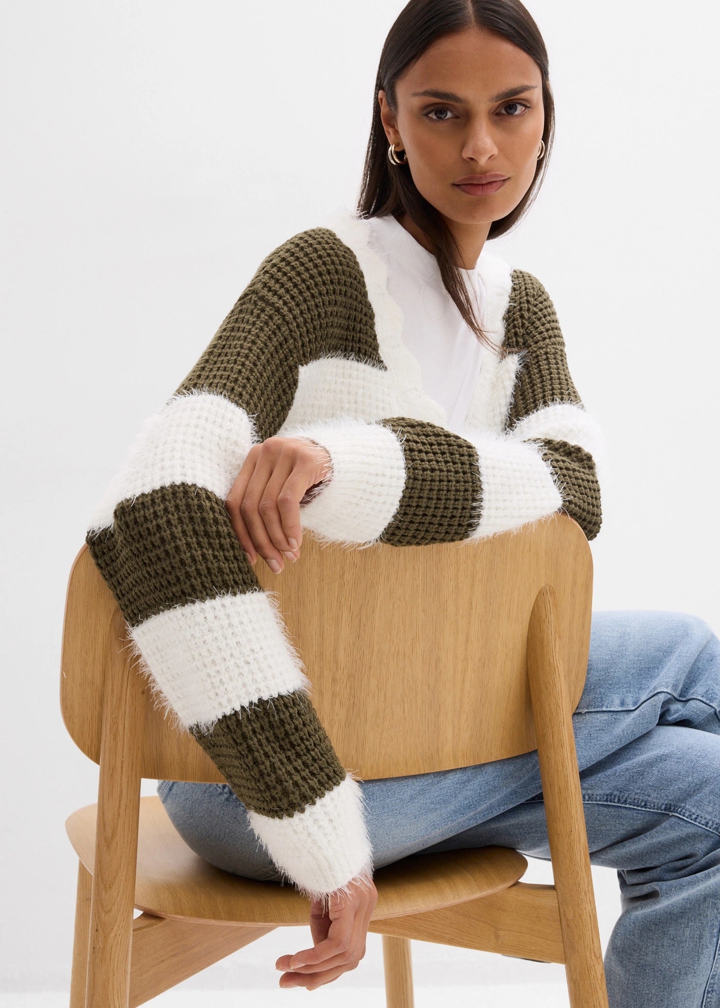 Gilet large en grosse maille • écru-olive foncé rayé • Boutique bonprix