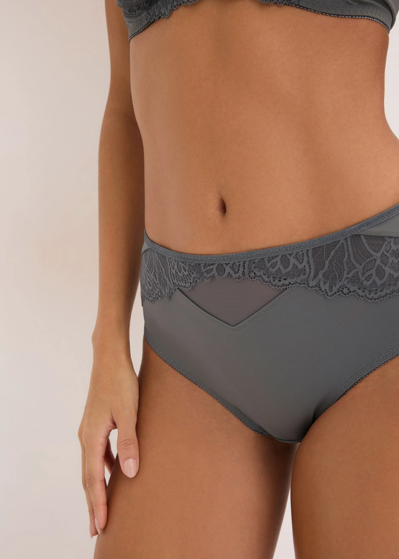 Slip maxi avec dentelle • gris granit • Boutique bonprix