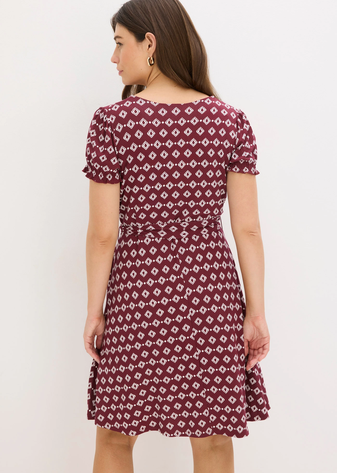 Robe en jersey viscose • rouge érable-blanc imprimé • Boutique bonprix