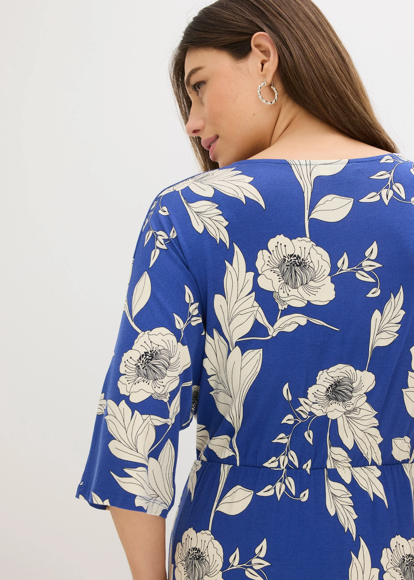 Žerzejové šaty z měkké viskózové směsi • modro-bílá s květy • bonprix obchod