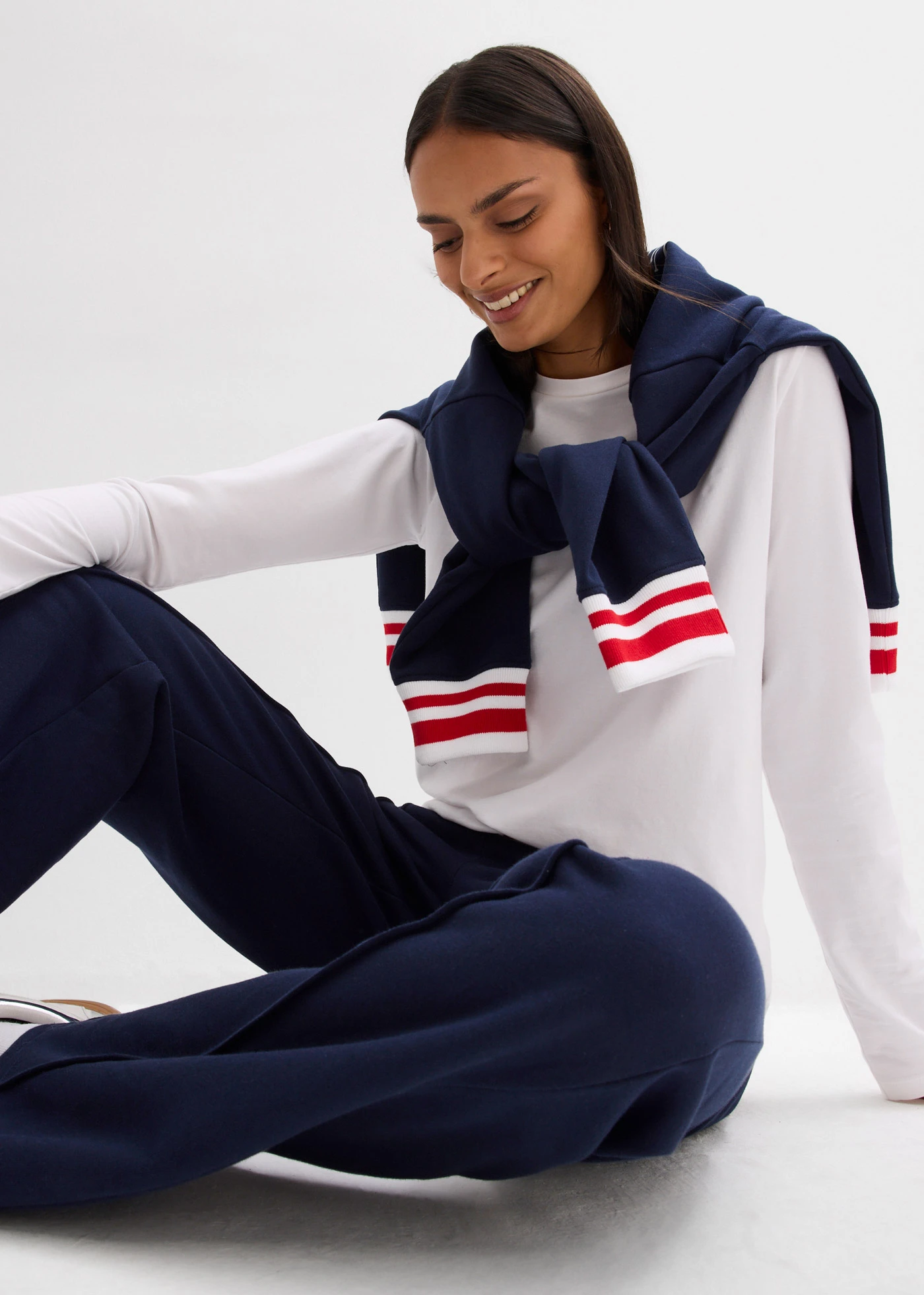 Sweatpants van biologisch katoen • donkerblauw-aardbeirood-wit met print • bonprix online shop