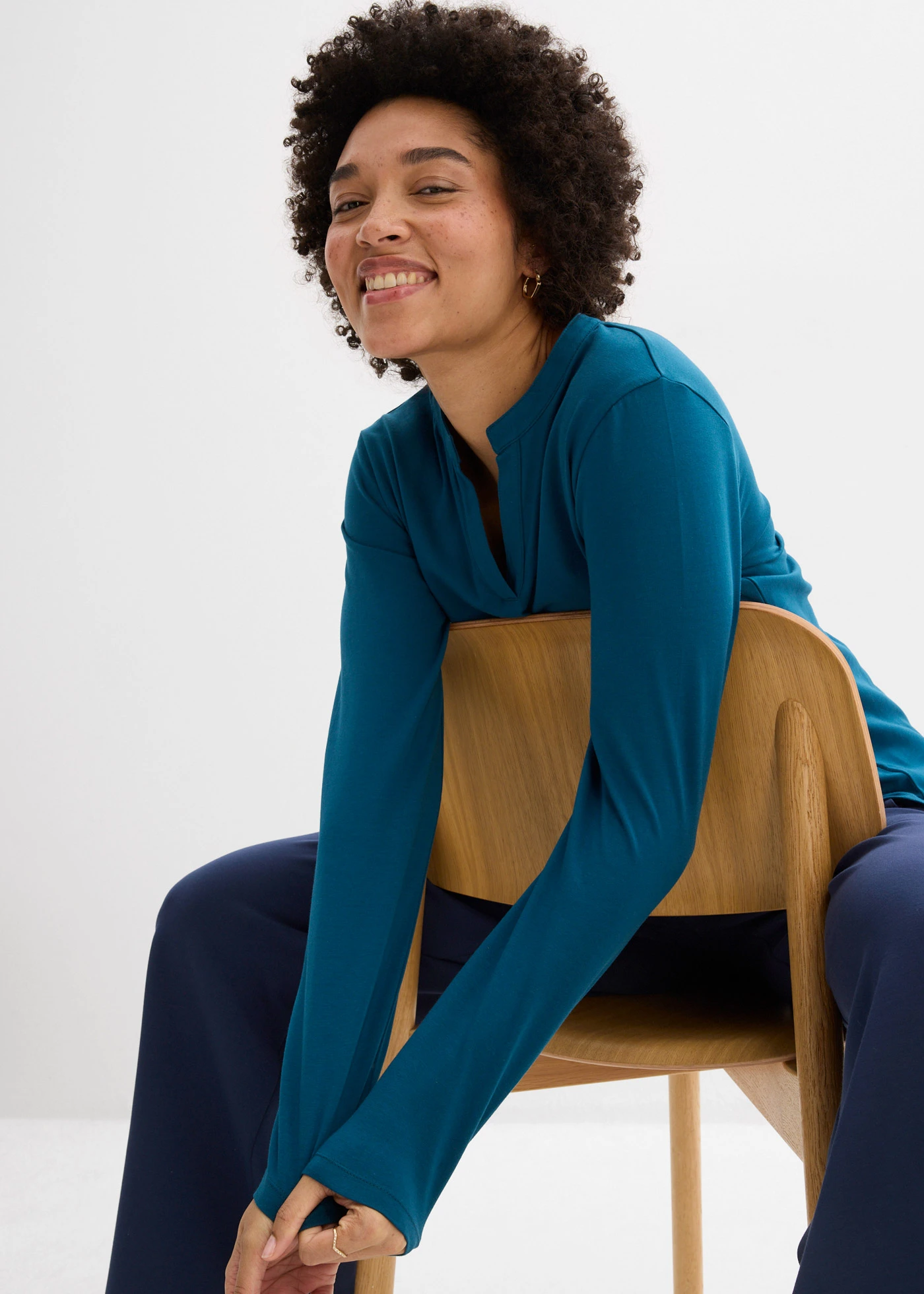 Csípőig érő Henley póló • olajkék • bonprix áruház