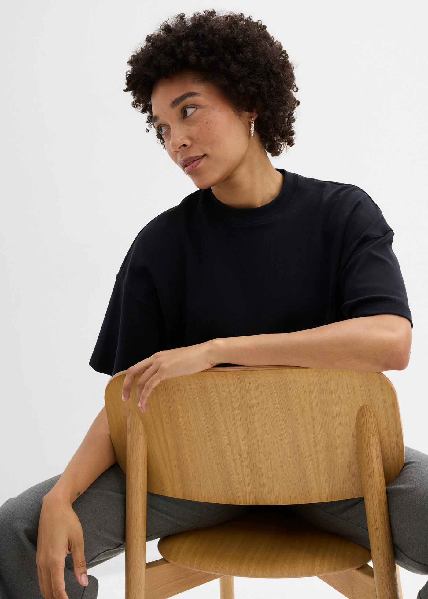 Krótki T-shirt oversize z czystej, grubej bawełny organicznej • czarny • sklep bonprix