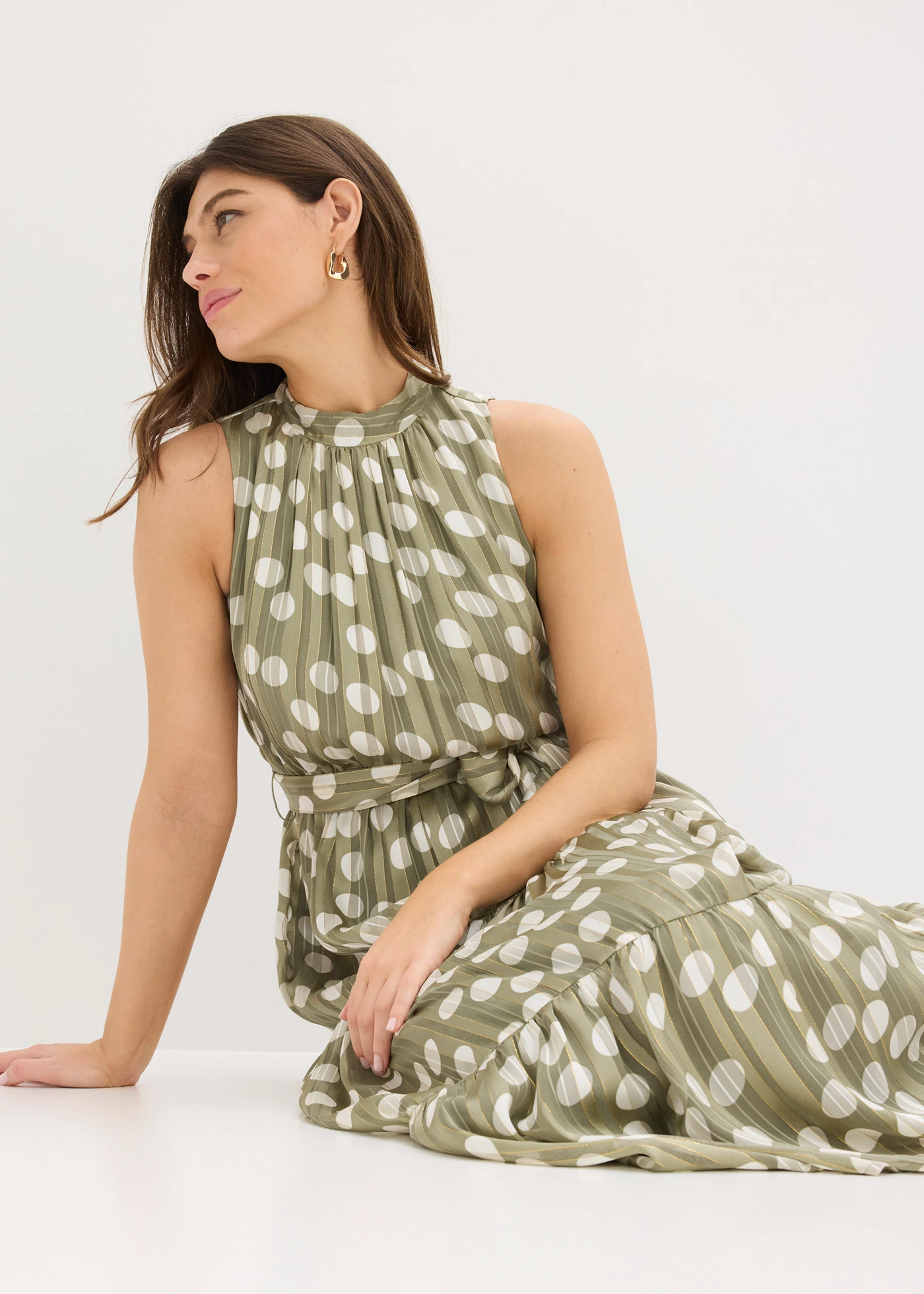 Robe en mousseline avec fil brillant • olive-blanc imprimé • Boutique bonprix