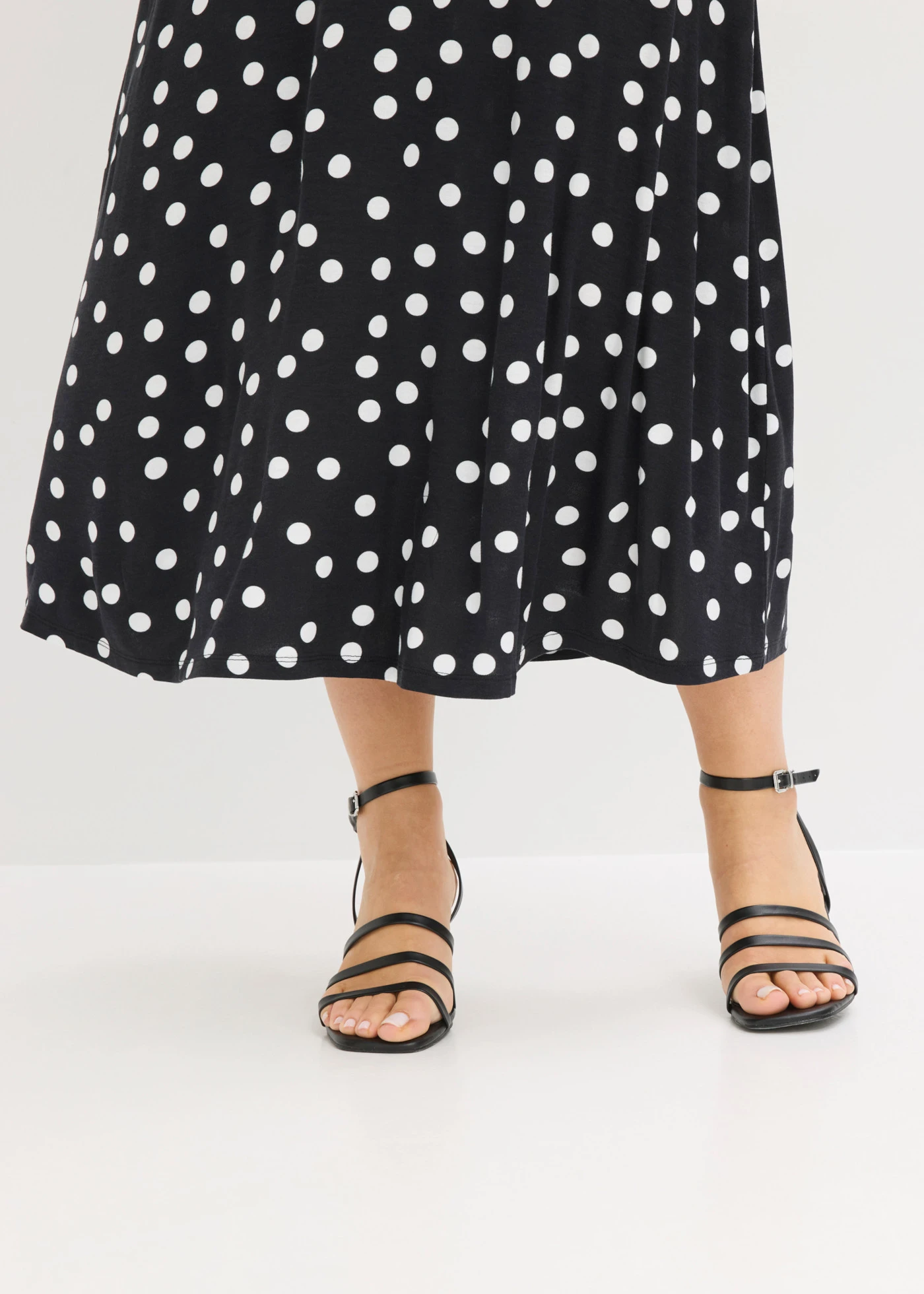 Rochie midi din mix cu viscoză • negru/alb cu buline • magazin bonprix