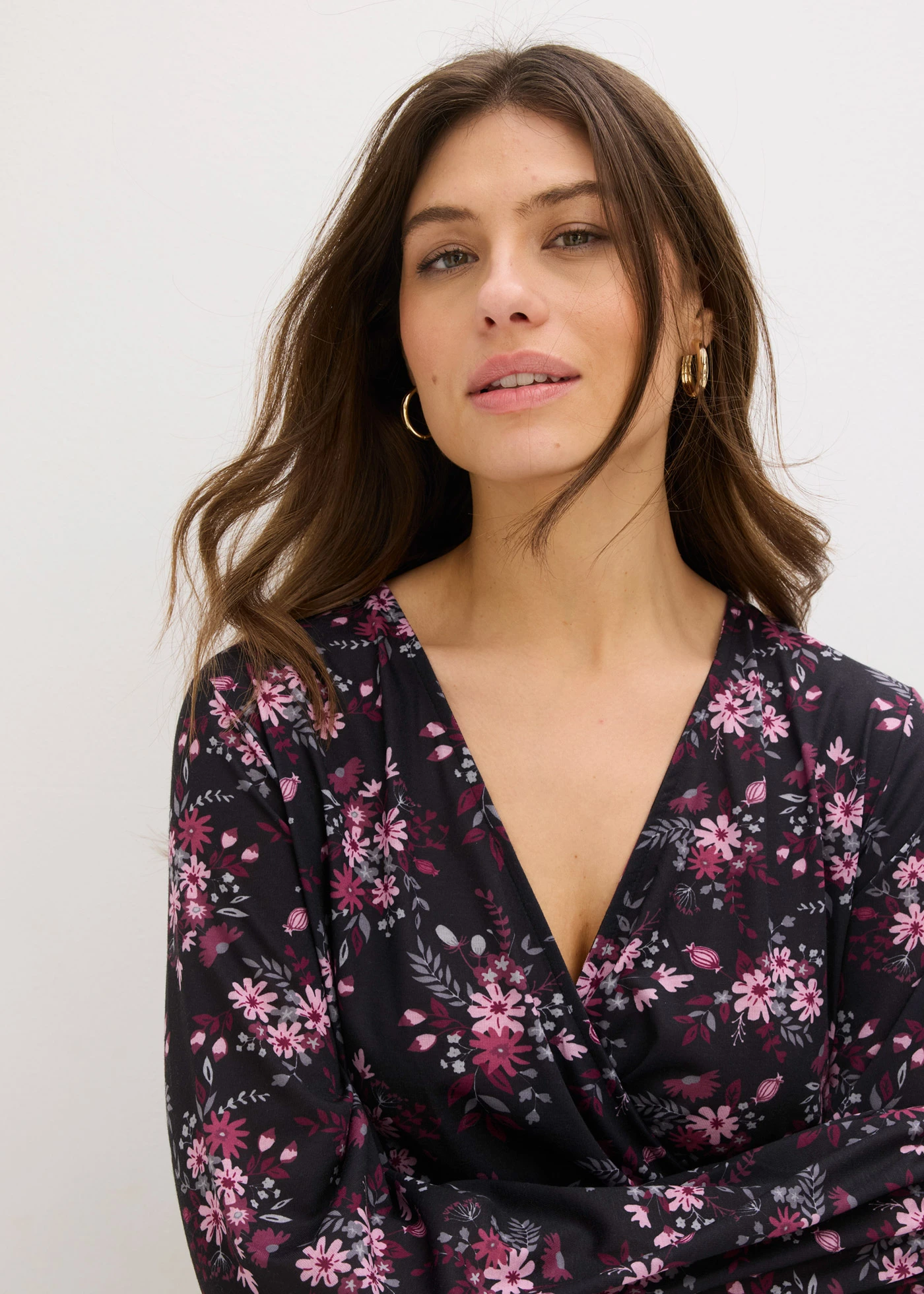 Rochie din jerse cu mâneci balon • negru cu flori • magazin bonprix