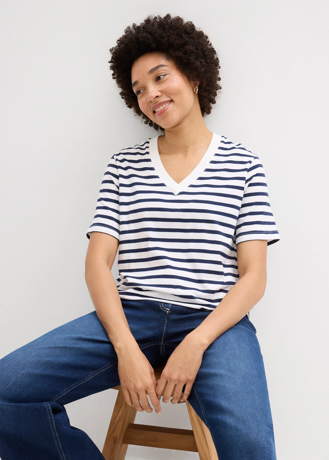 Lot de 5 T-shirts longs et amples à col V • blanc+bleu clair+rouge+bleu foncé rayé • Boutique bonprix