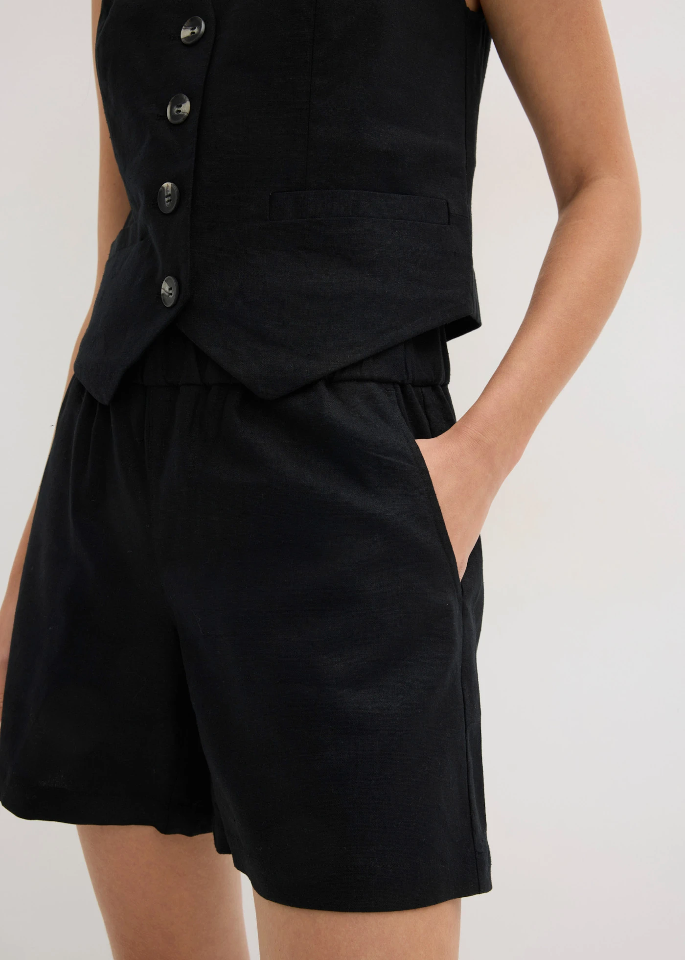 Vestă și pantaloni scurți din material cu in • negru • magazin bonprix