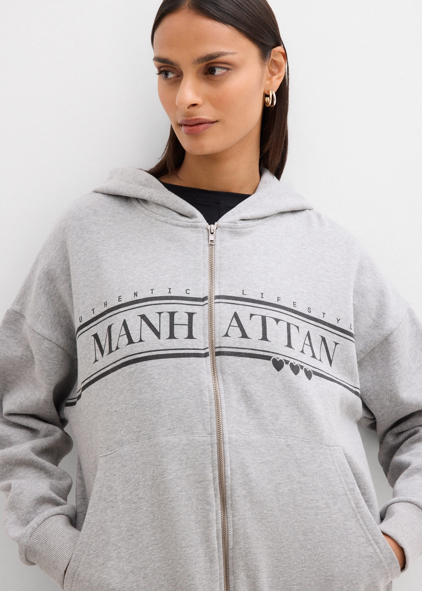 Jachetă largă casual cu glugă, din bumbac organic 100% • gri deschis melanj, cu imprimeu • magazin bonprix