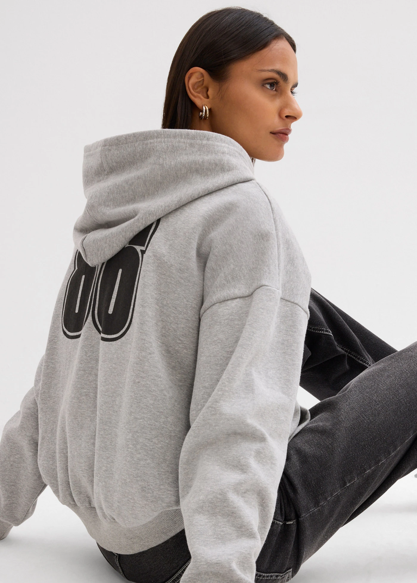 Jachetă largă casual cu glugă, din bumbac organic 100% • gri deschis melanj, cu imprimeu • magazin bonprix