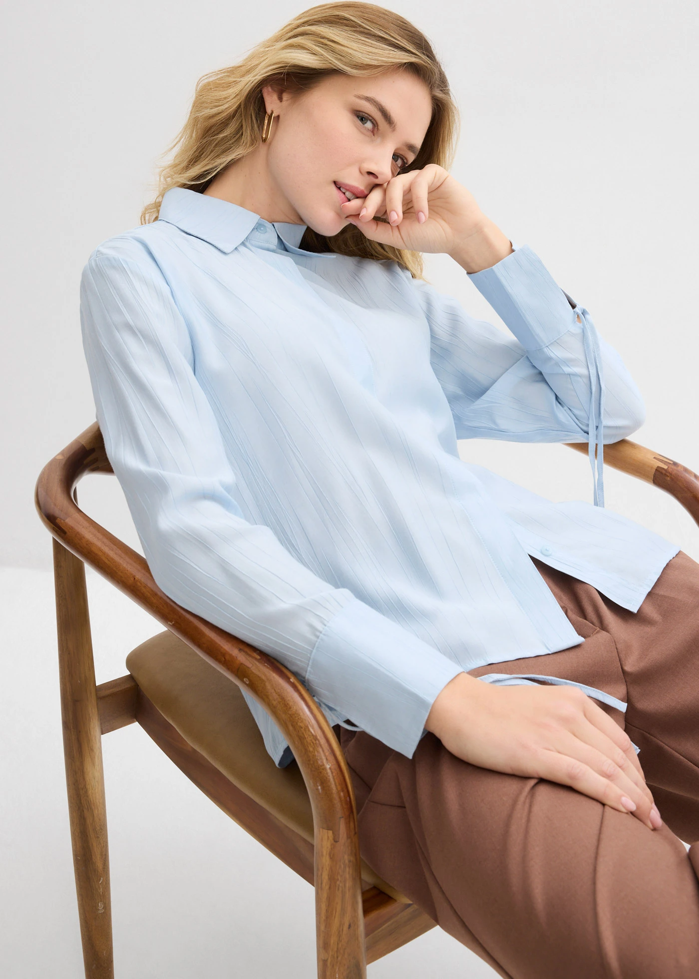 Overhemdblouse in een soepele viscosemix • poederblauw • bonprix online shop