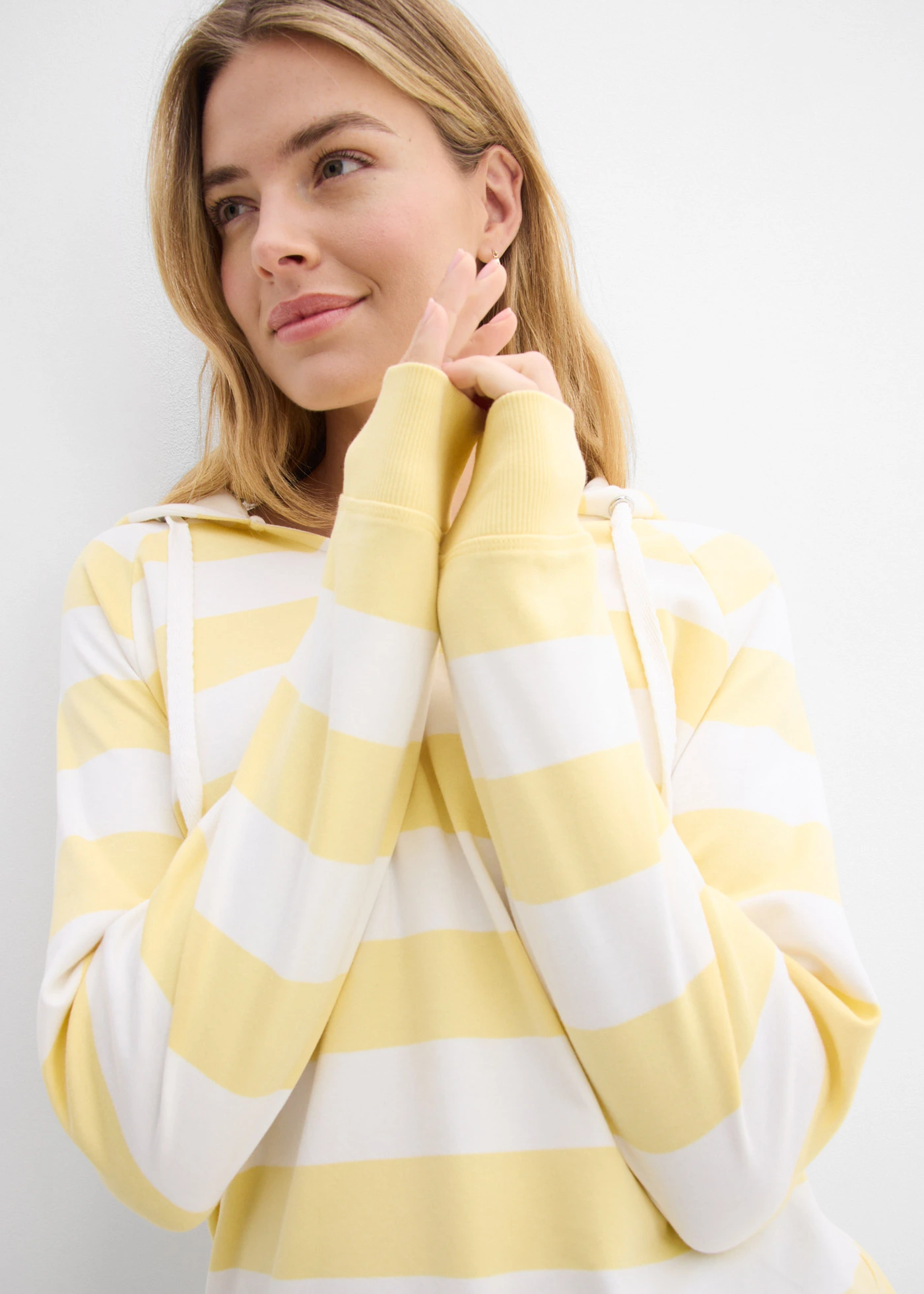 T-shirt manches longues à capuche 100% coton • jaune clair-écru rayé • Boutique bonprix