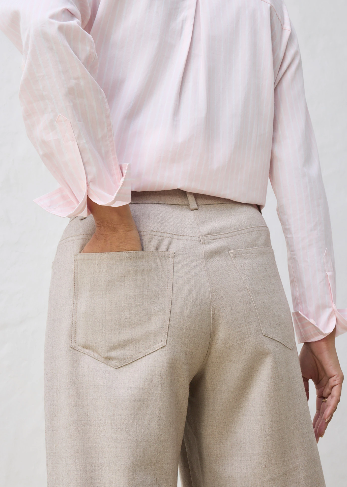 Pantaloni largi, model cu 5 buzunare, cu lână • bej nisipiu mat melanj • magazin bonprix