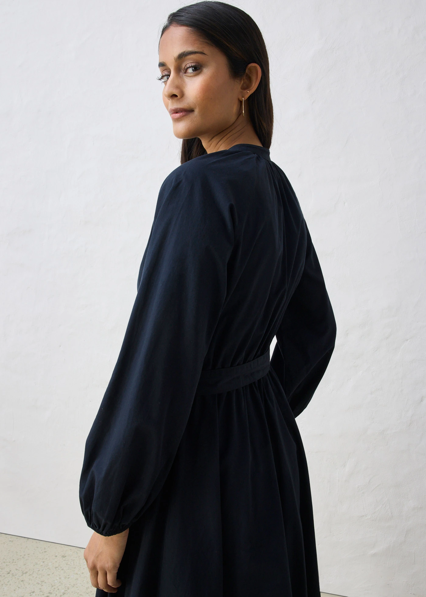 Rochie tip cămașă cu cordon, cu mătase • negru • magazin bonprix