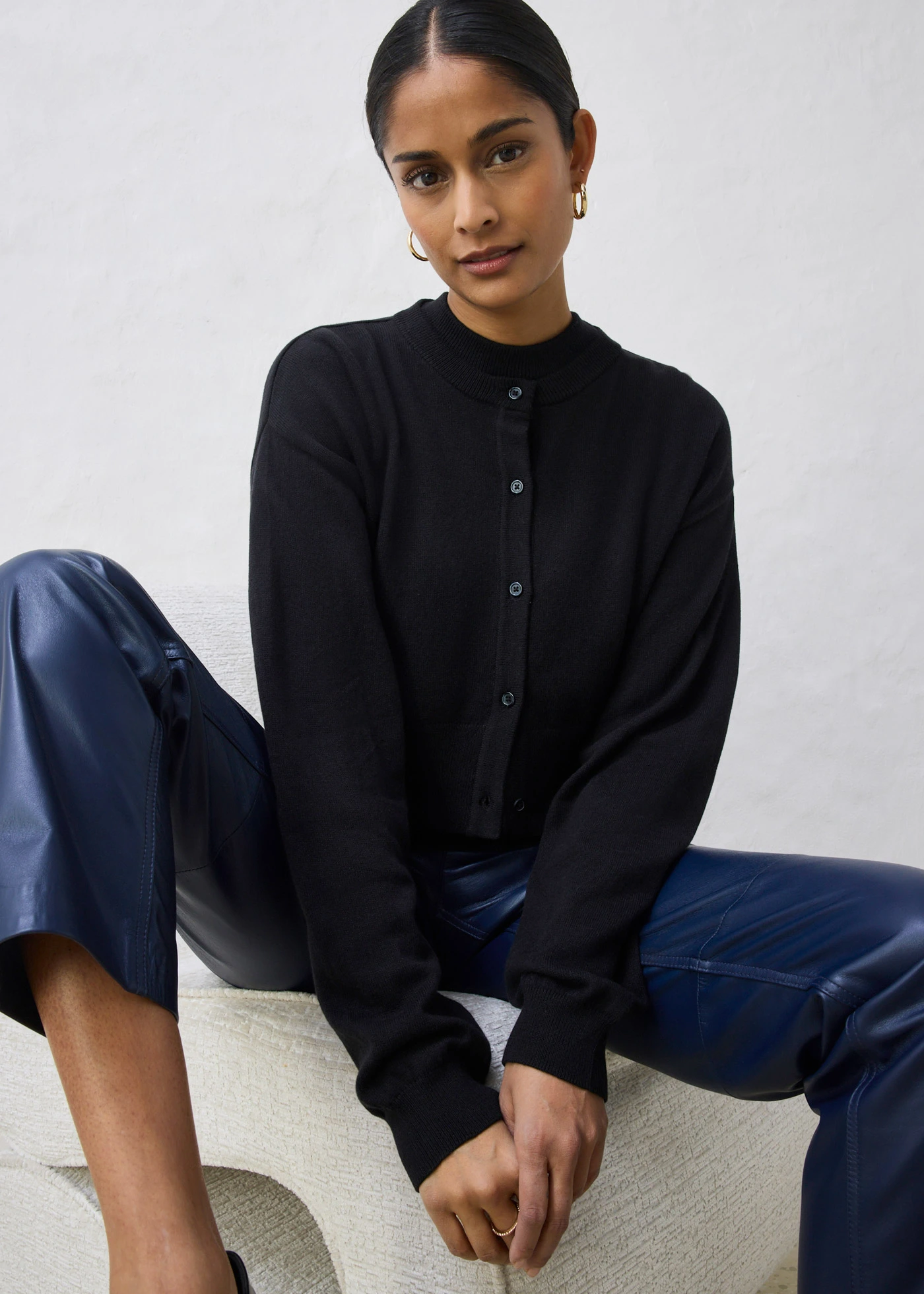 Kort gebreid vest met zijde • zwart • bonprix online shop