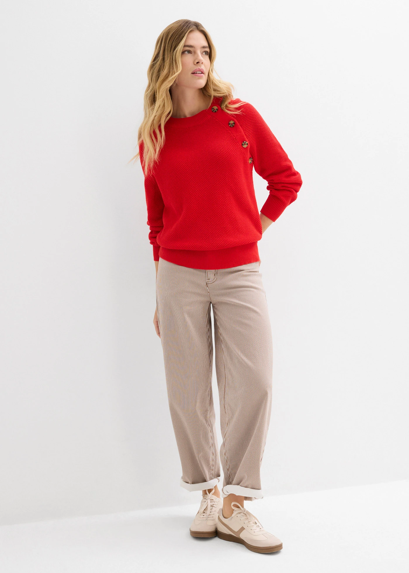 Gruby sweter z guzikami • truskawkowy • sklep bonprix