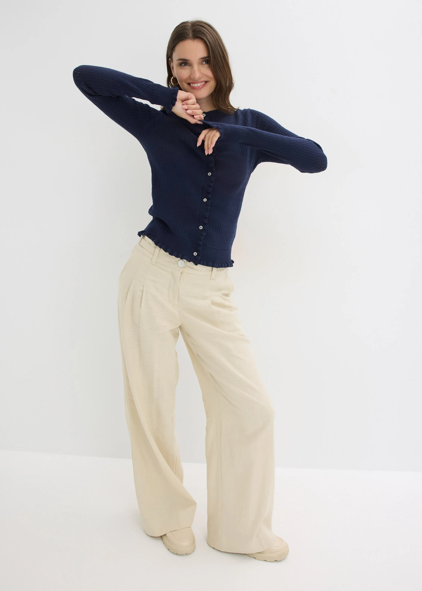 Jachetă tricotată ajurată din mix de bumbac • bleumarin • magazin bonprix