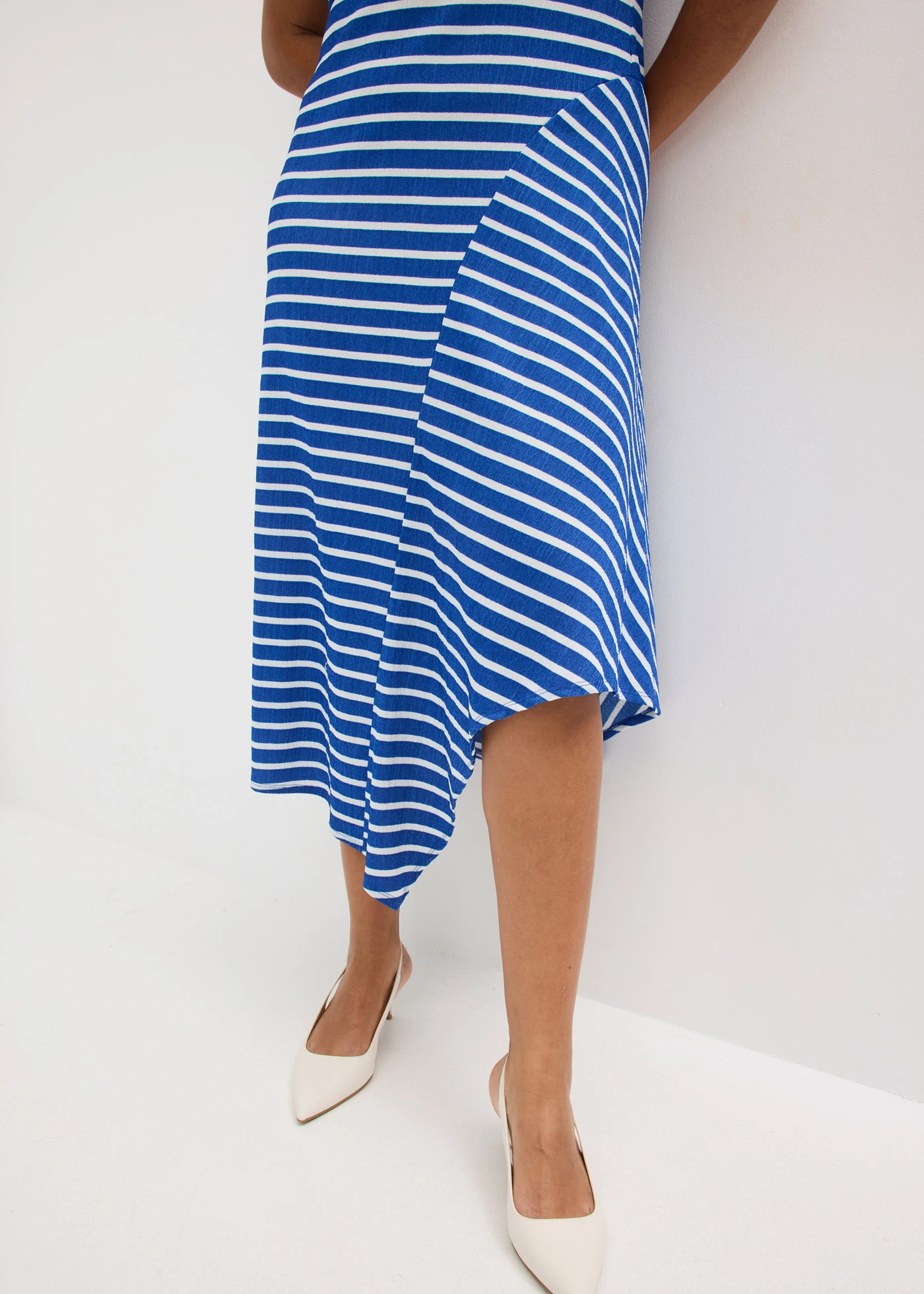 Maxi jurk met asymmetrische zoom • arctisch blauw-wit gestreept plus size • bonprix online shop