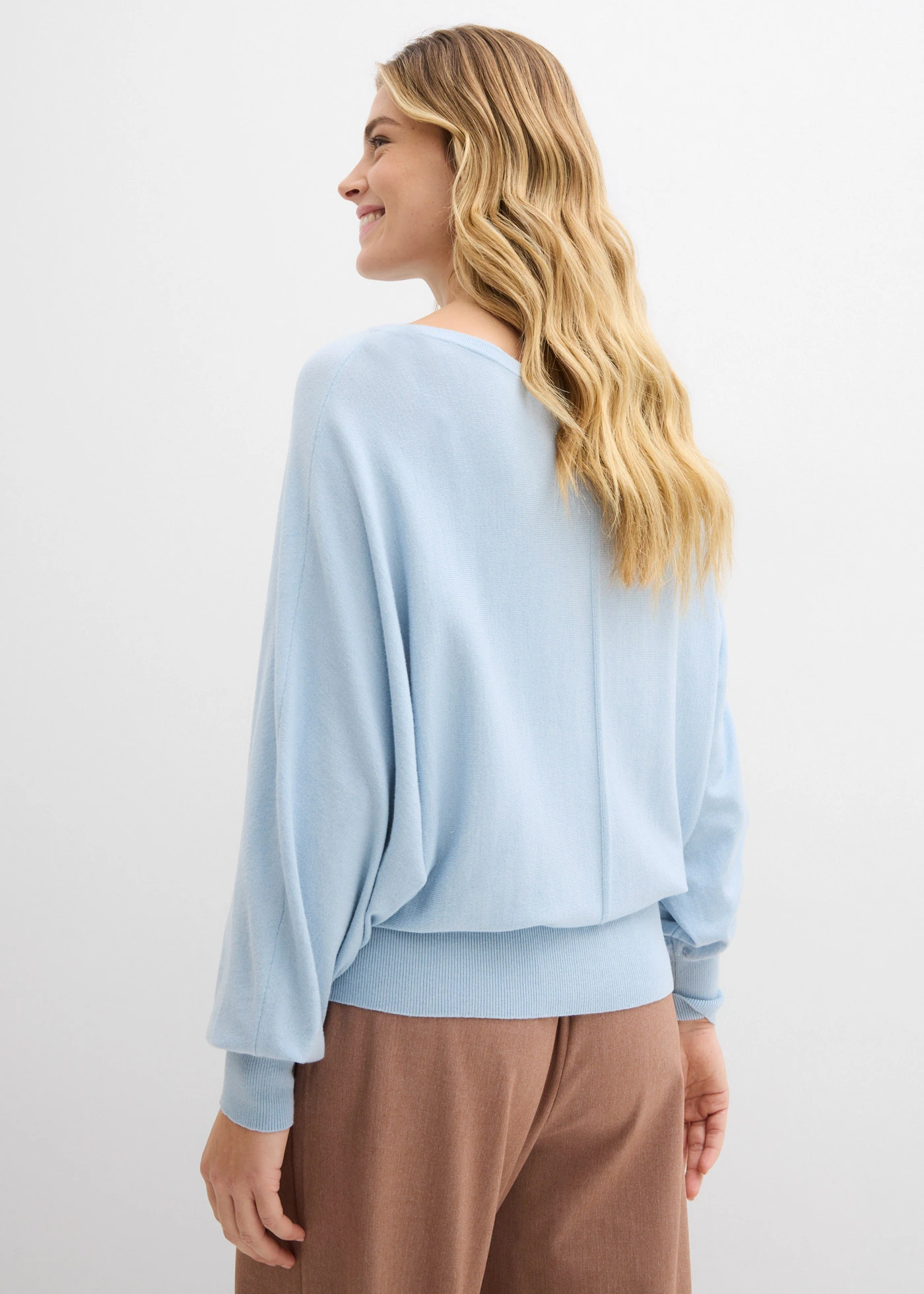 Sweter z rękawami typu nietoperz • niebieski pudrowy • sklep bonprix