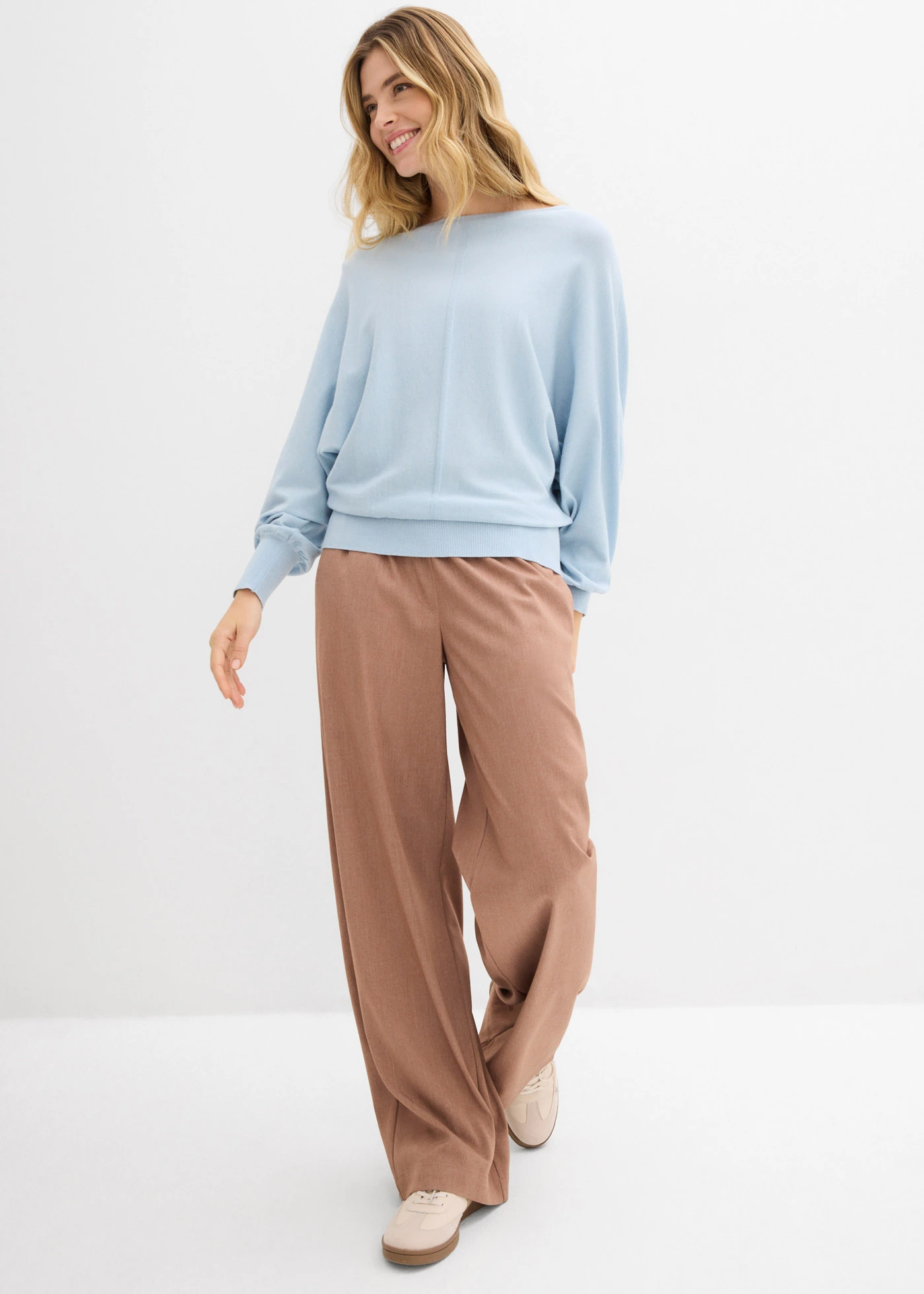 Sweter z rękawami typu nietoperz • niebieski pudrowy • sklep bonprix