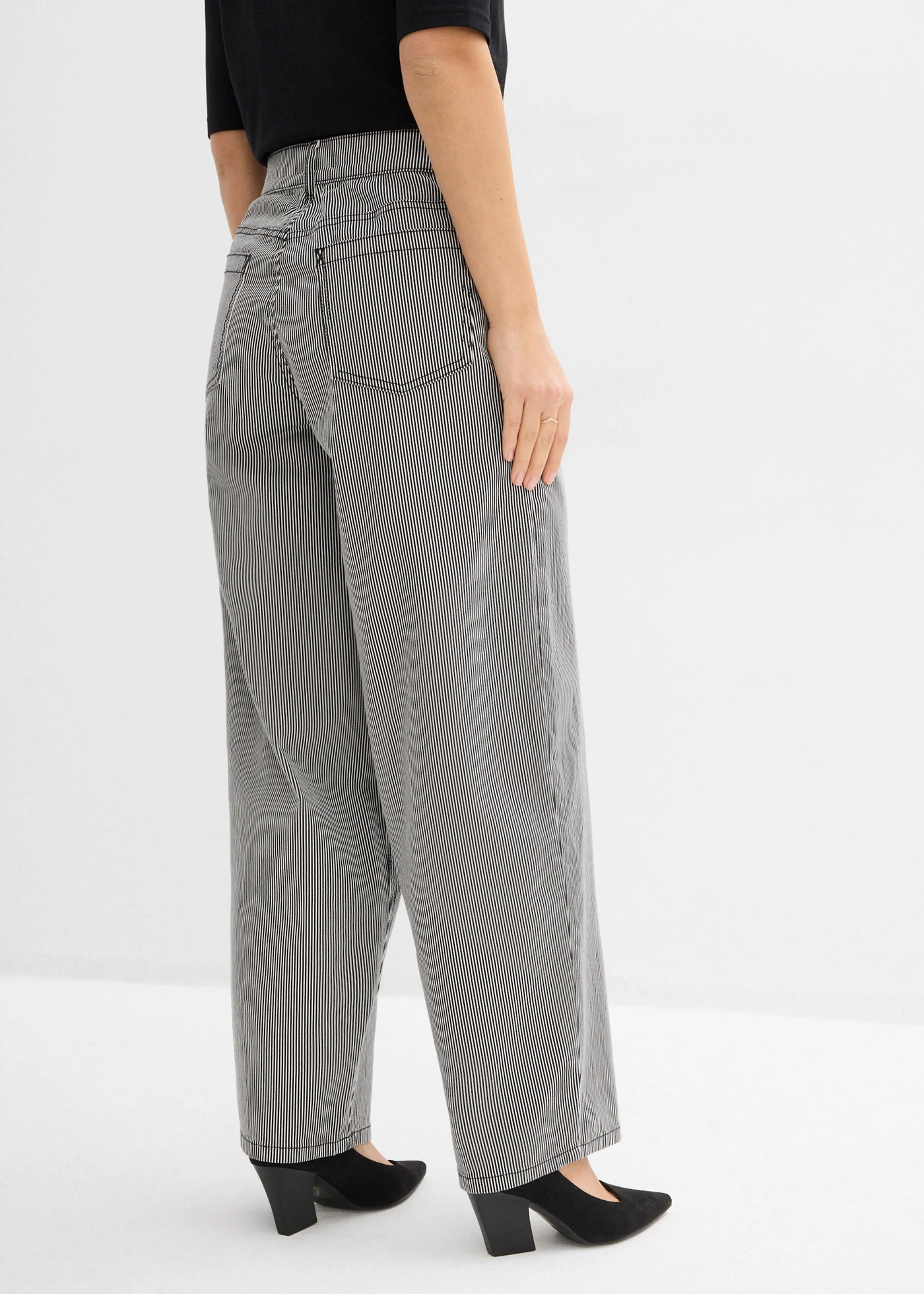 Pantaloni cu dungi și croi tip balon • negru/ecru dungat • magazin bonprix