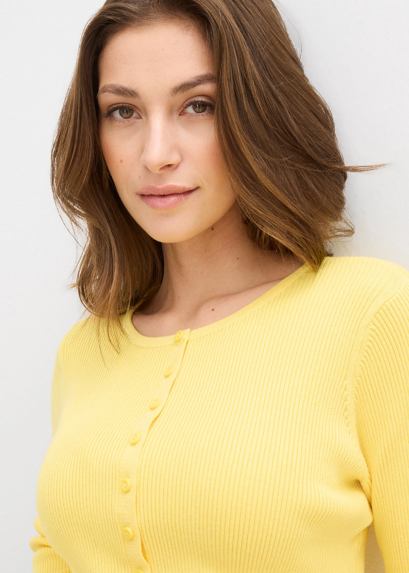 Jachetă din tricotaj fin cu amestec moale de viscoză • galben mediu • magazin bonprix