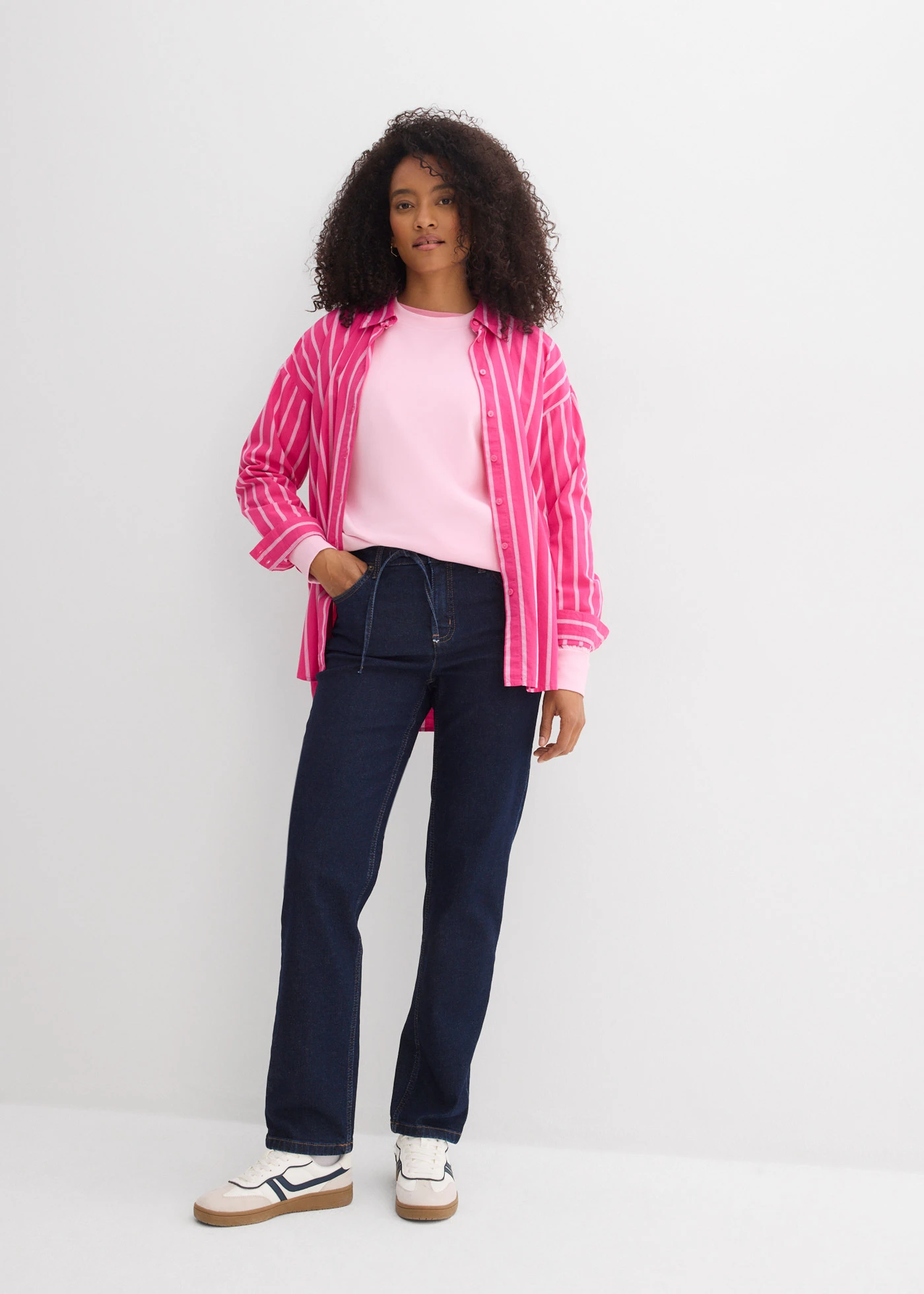 Dżinsy o kroju loose z prostymi nogawkami i talią mid waist • granatowy denim unwashed • sklep bonprix