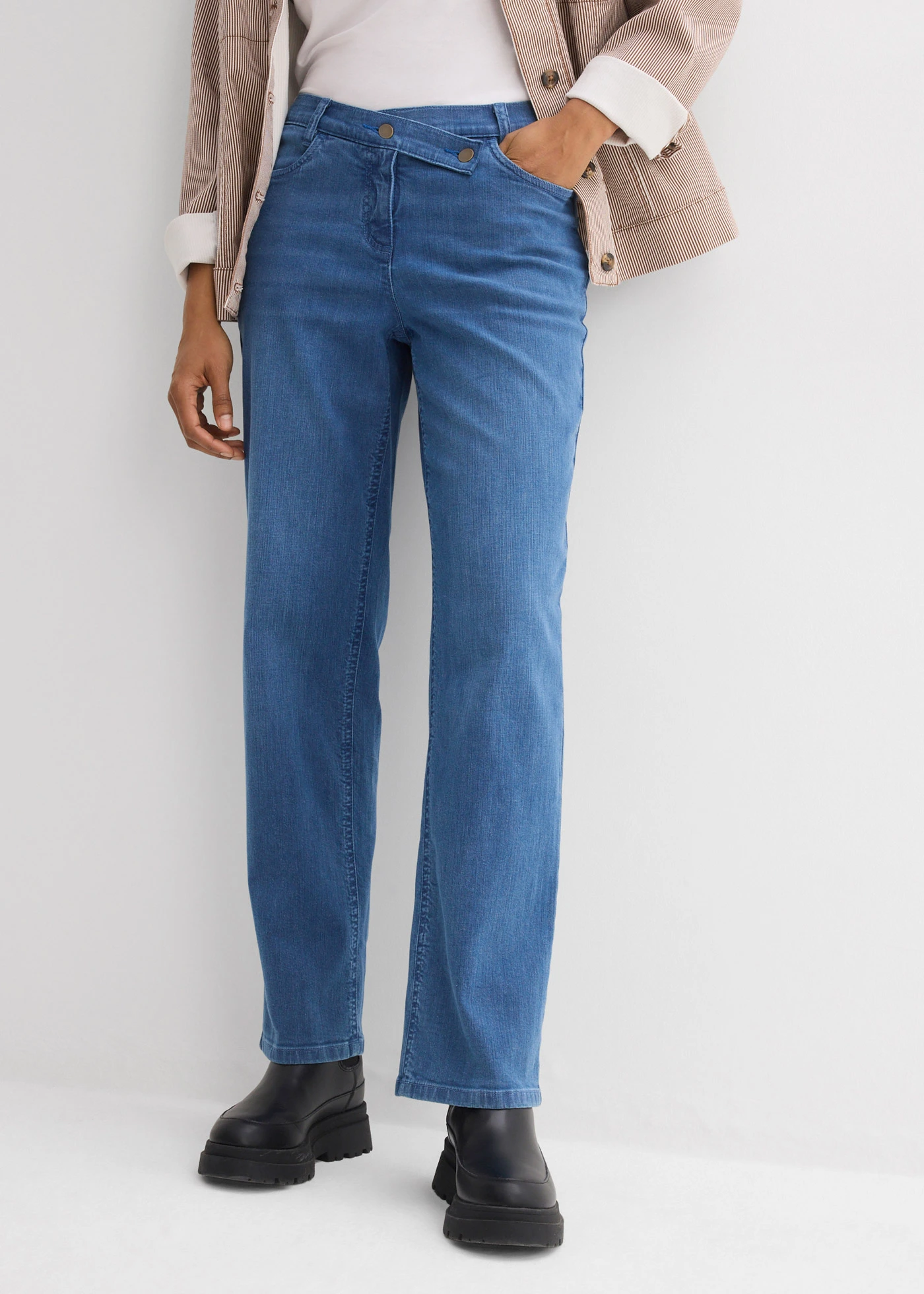 Lezser Straight farmer, Mid Waist, bio-pamut • középkék denim, használt hatású • bonprix áruház