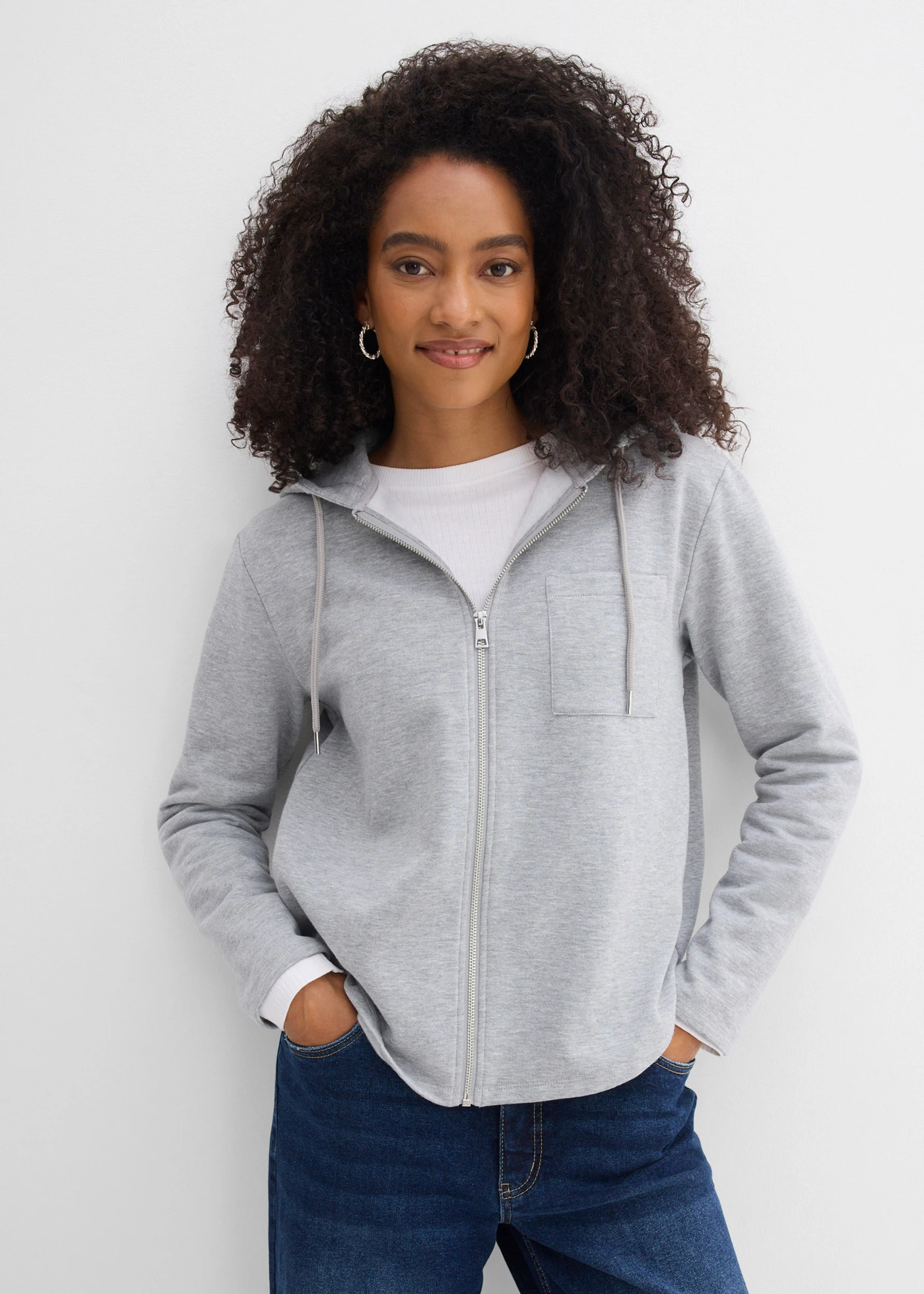 Jachetă casual cu glugă, cu poliester reciclat • gri deschis melanj • magazin bonprix