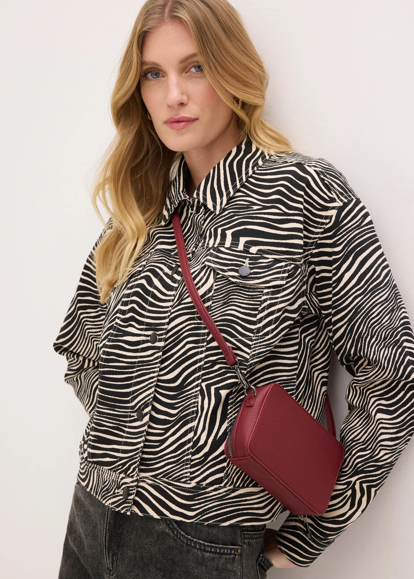 Mini kabelka přes rameno, s odnímatelným popruhem • rubínově červená • bonprix obchod