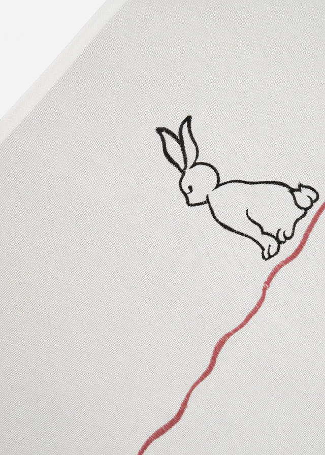 Chemin de table avec broderie de lapins • blanc-noir-rouge foncé • product-page.page-title-suffix