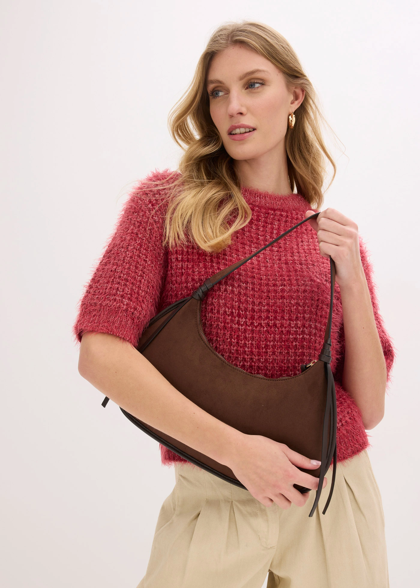 Geantă de umăr cu aspect de piele întoarsă, cu paspoal • maro cappuccino • magazin bonprix