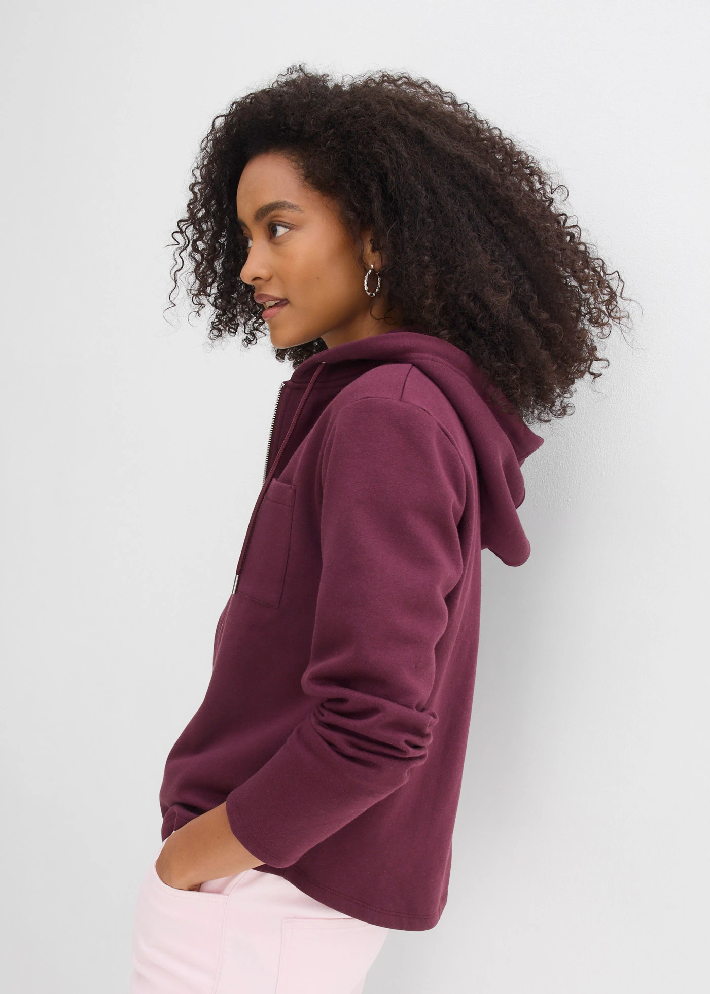 Bluza rozpinana z kapturem, z poliestrem z recyklingu • czerwony winny • sklep bonprix