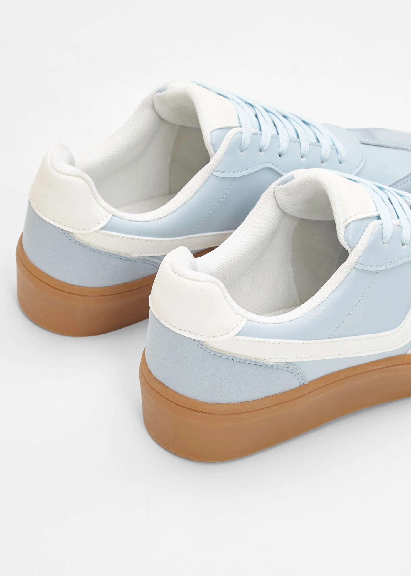 Sneakersy na platformie w stylu retro • niebieski pudrowy/biały • sklep bonprix