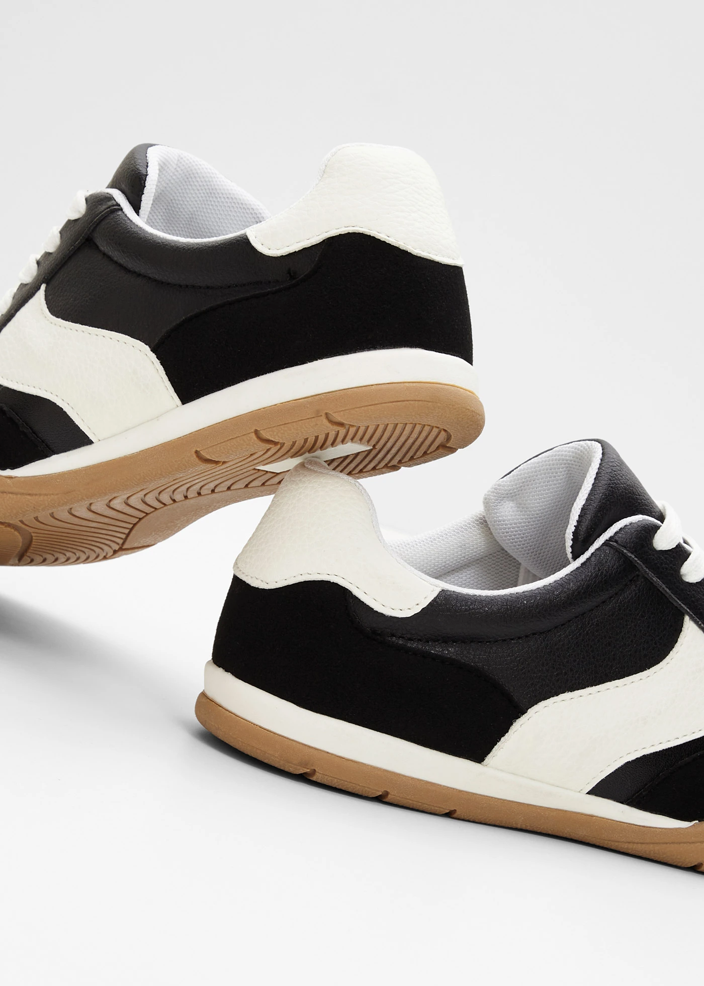 Sneakers in retrolook • zwart/wit • bonprix online shop