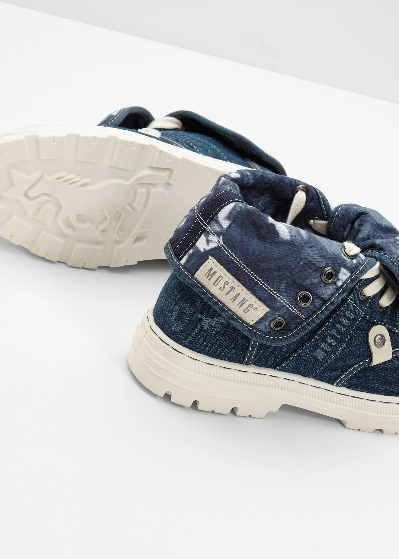 Wysokie sneakersy marki Mustang, z bawełnianego płótna • niebieski denim • sklep bonprix