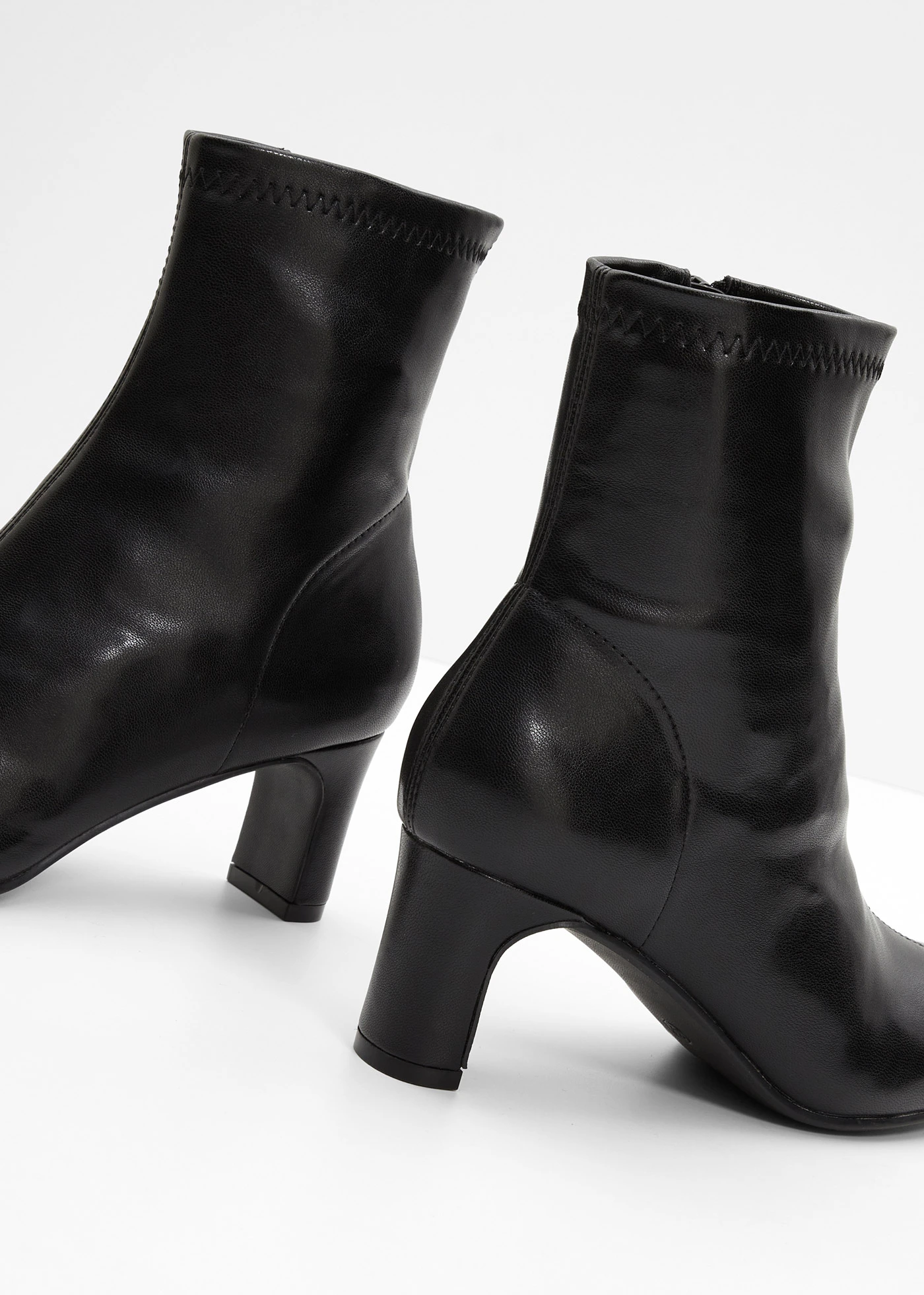 Cizme scurte cu carâmb flexibil • negru • magazin bonprix