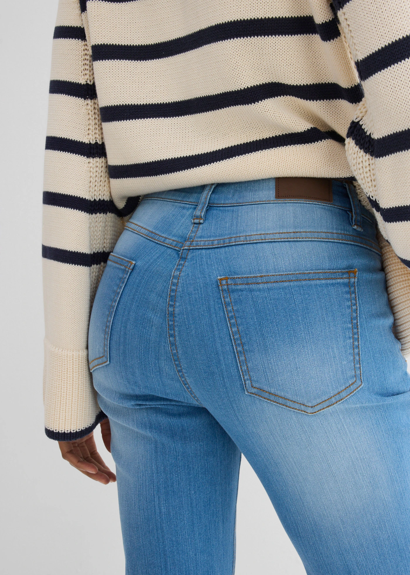 Bootcut sztreccsfarmer, Mid Waist • világoskék denim, használt hatású • bonprix áruház