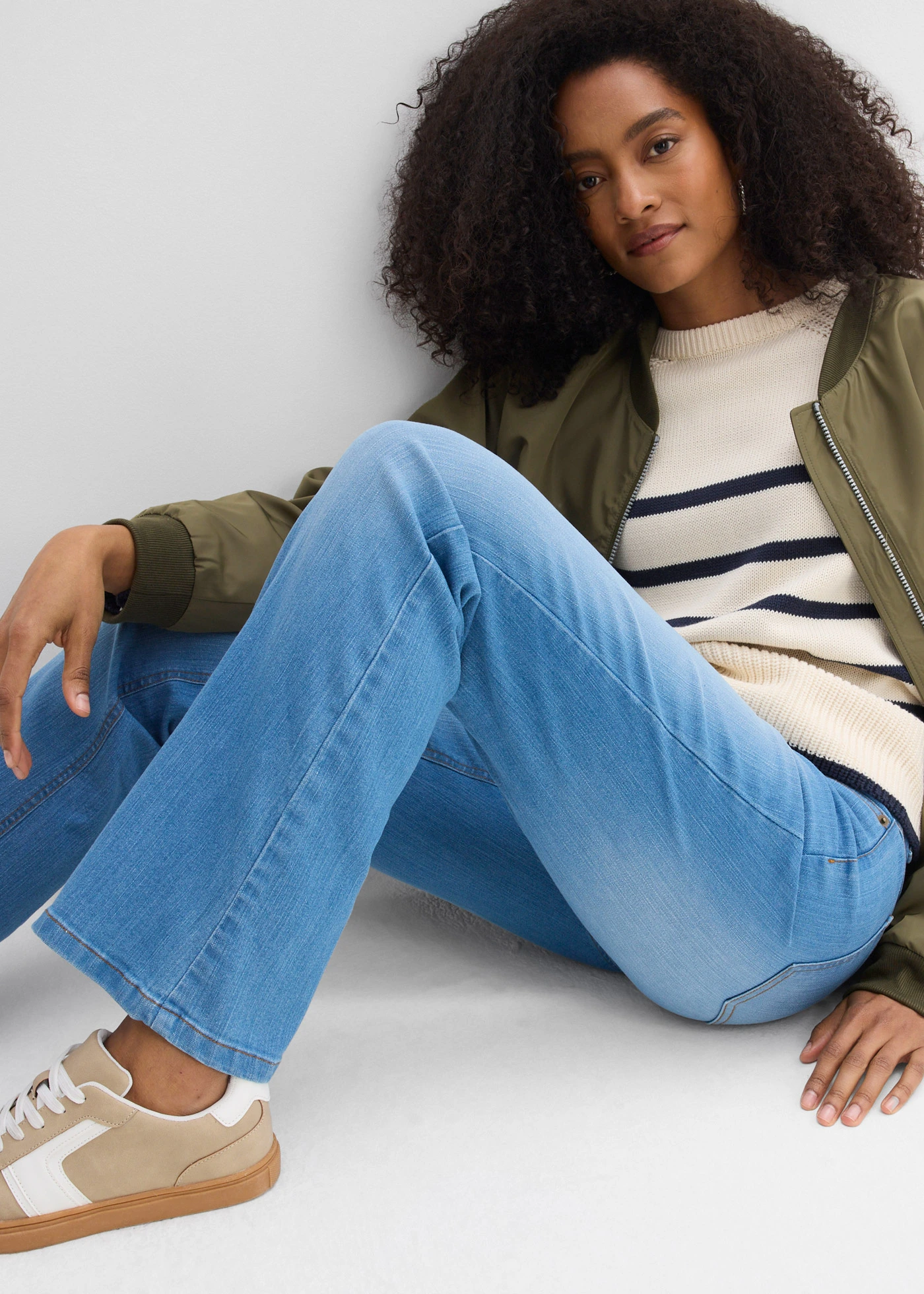 Jeansy  ze stretchem o kroju bootcut, mid waist • jasnoniebieski denim "used" • sklep bonprix