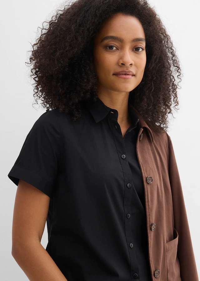Getailleerde stretch blouse met korte mouwen van een katoenmix • zwart • product-page.page-title-suffix
